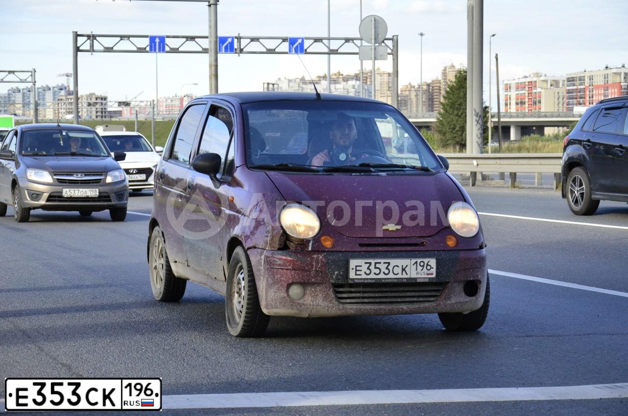 Фото автомобиля KIA RIO, 2017 — госномер Е353СК196. Цвет: КОРИЧНЕВЫЙ