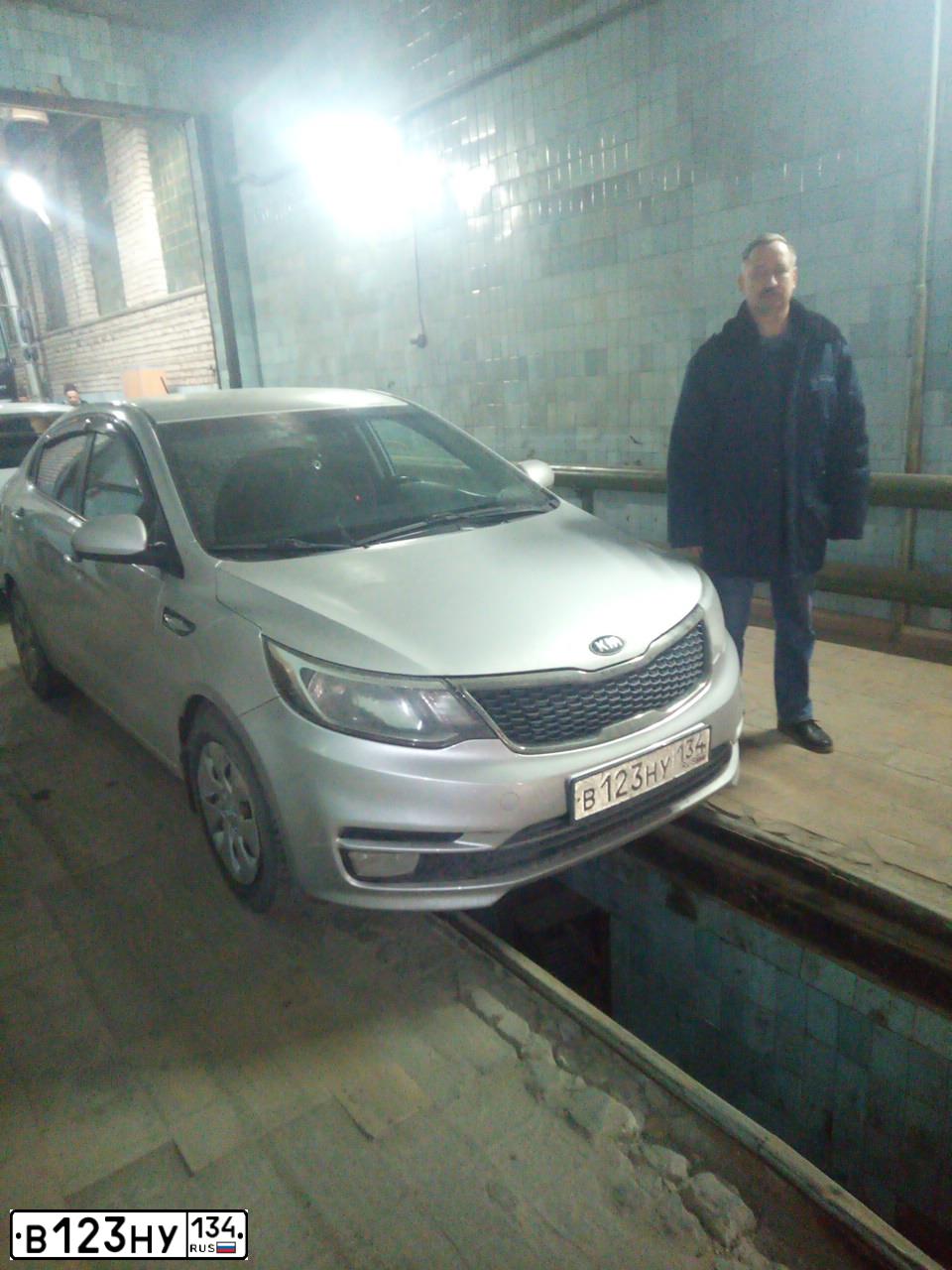 Фото автомобиля KIA RIO, 2015 — госномер М421УР134. Цвет: СЕРЕБРИСТЫЙ