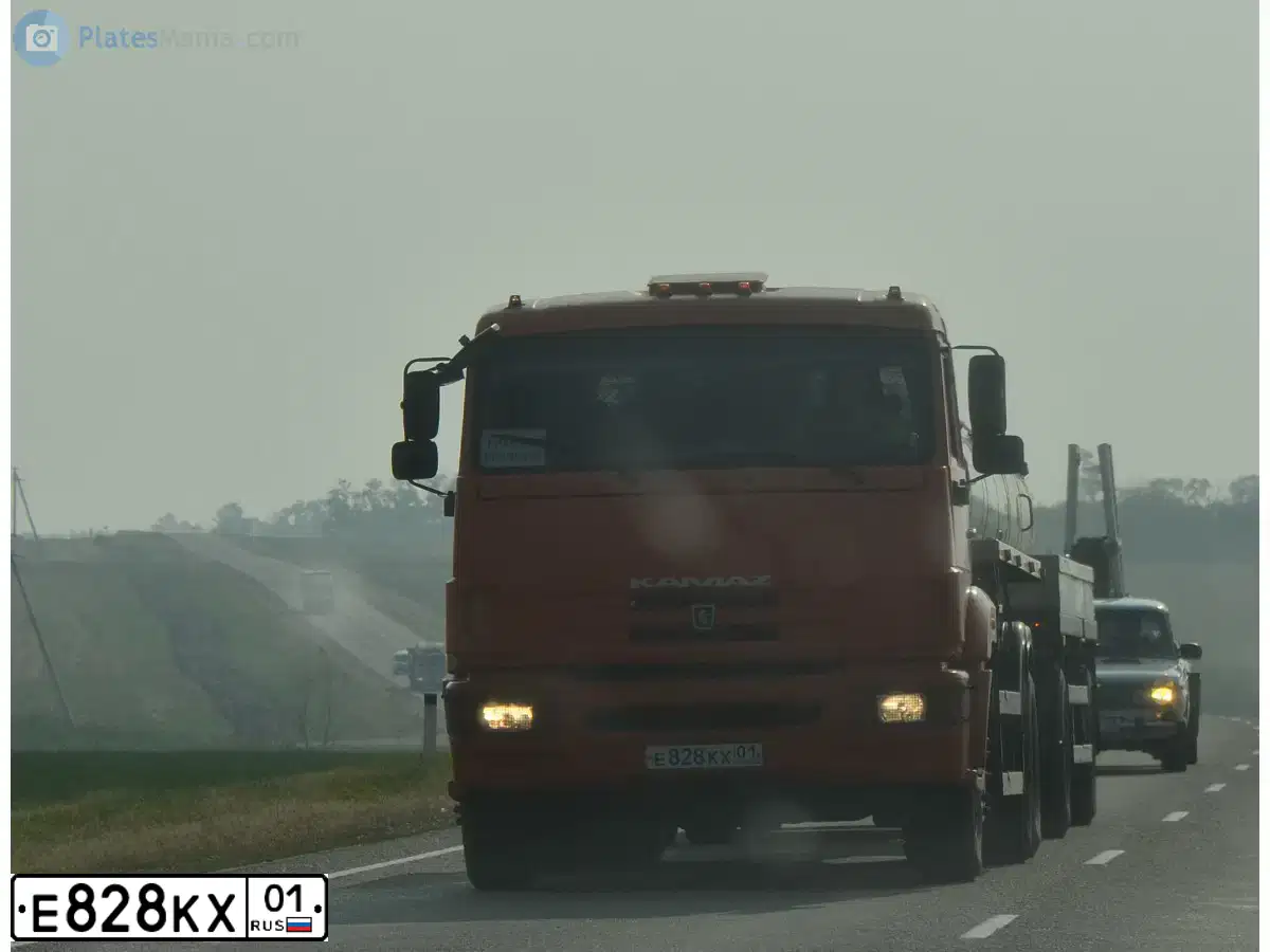 Фото автомобиля LADA LARGUS, 2019 — госномер Е828КХ01. Цвет: Белый