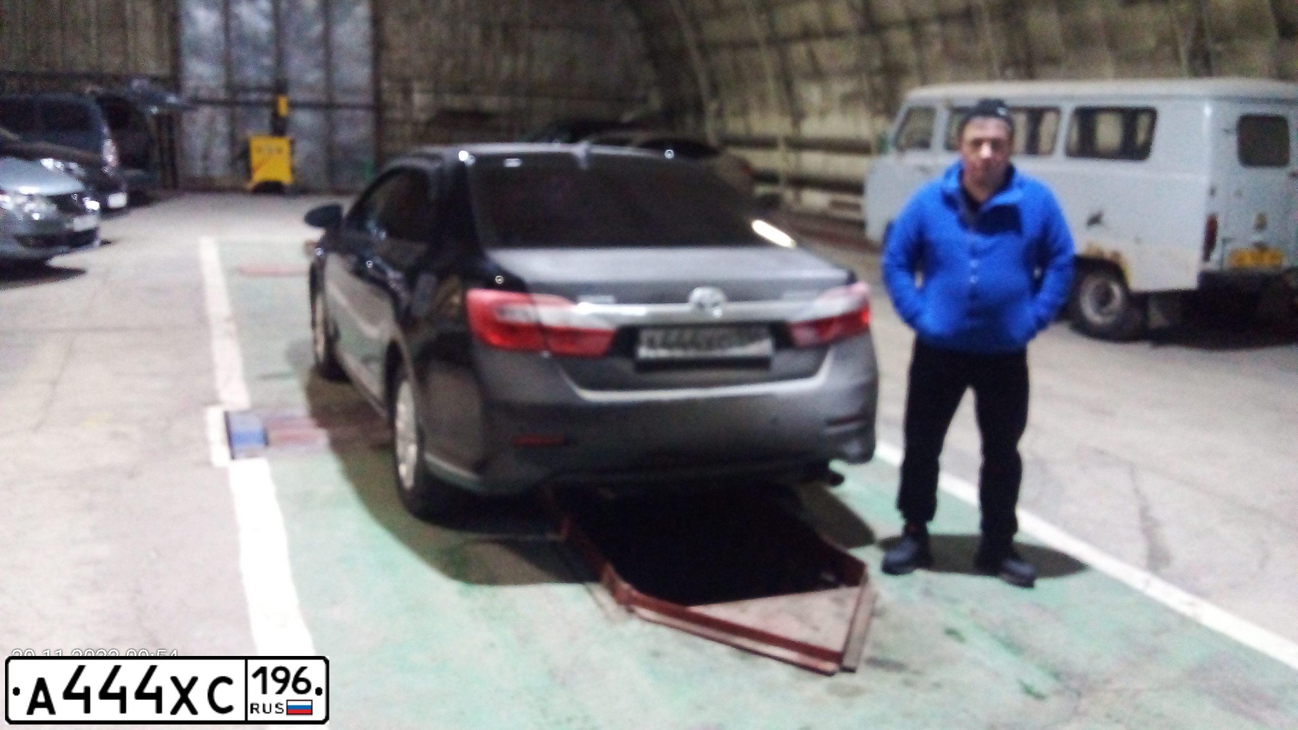 Фото автомобиля TOYOTA CAMRY, 2014 — госномер С564МО196. Цвет: ЧЕРНЫЙ