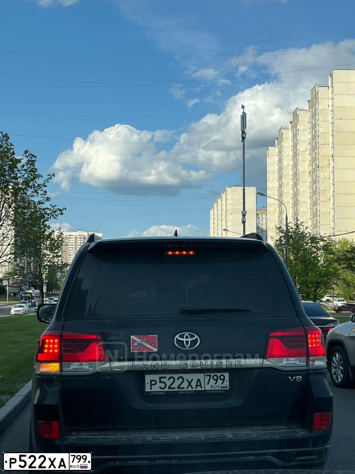 Фото автомобиля TOYOTA LANDCRUISER 200, 2016 — госномер Р333МЕ50. Цвет: ЧЕРНЫЙ