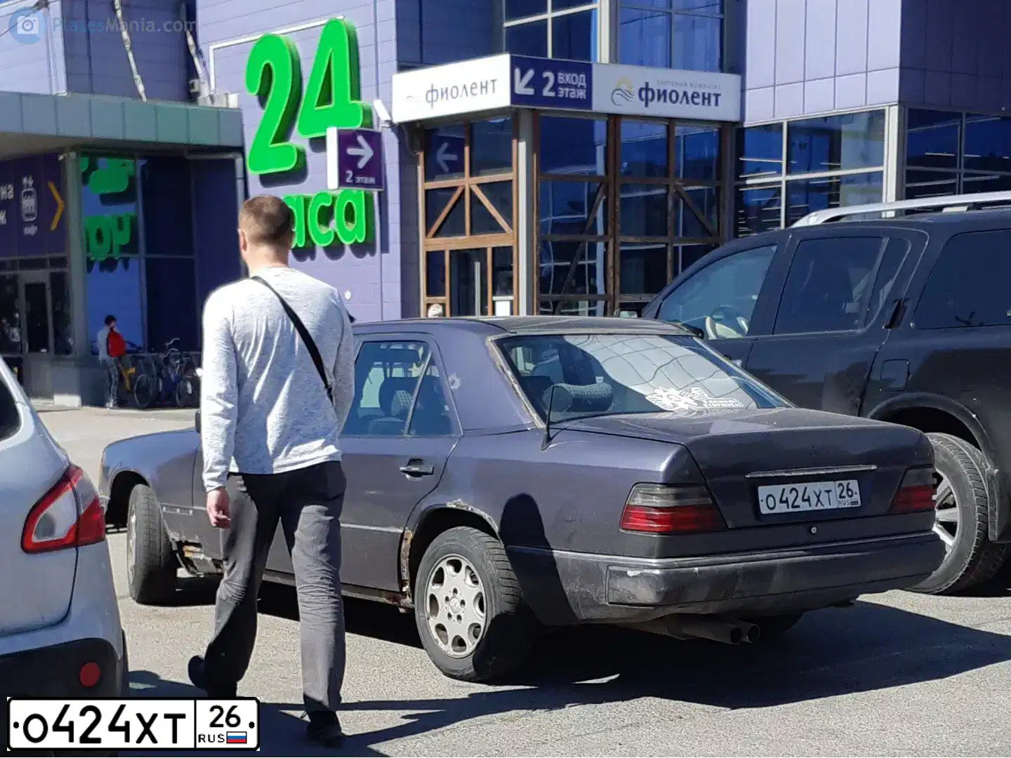 Фото автомобиля MERCEDES E-KLASSE, 1993 — госномер О424КТ26. Цвет: СИНИЙ