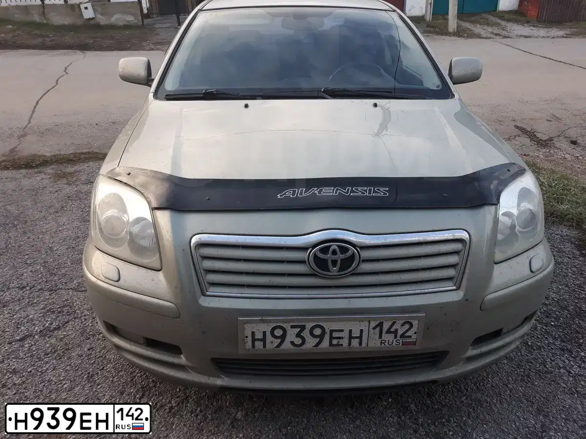 Фото автомобиля TOYOTA AVENSIS, 2006 — госномер Н939ЕН142. Цвет: СВЕТЛО-СЕРЫЙ