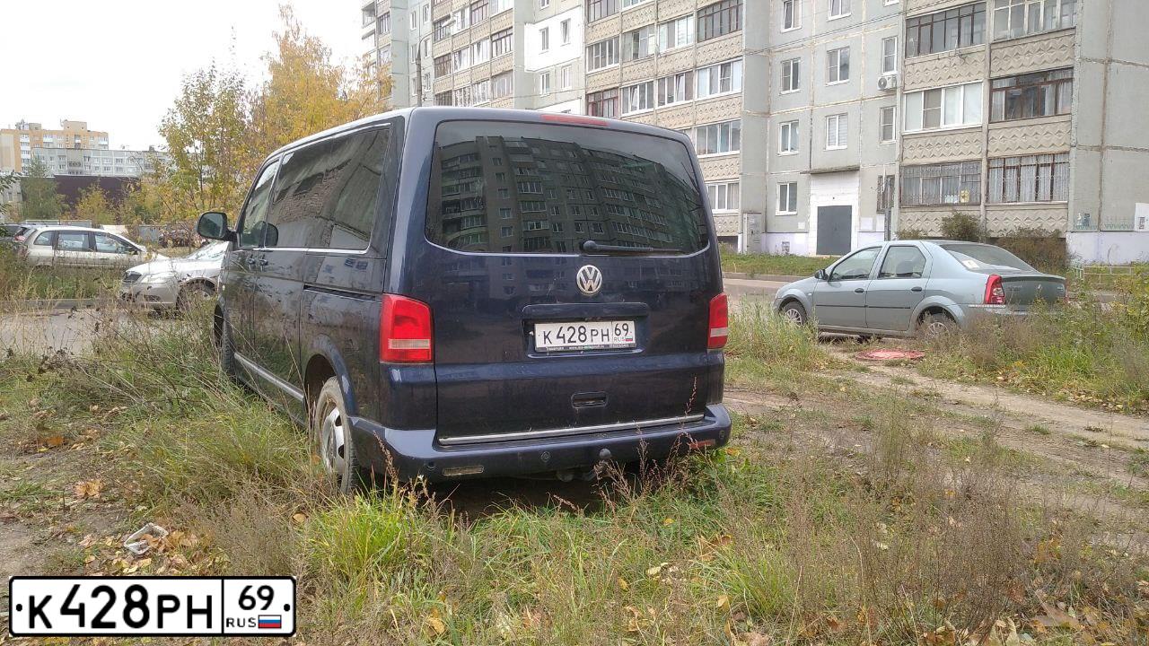 Фото автомобиля VOLKSWAGEN MULTIVAN, 2010 — госномер К428РН69. Цвет: ТЕМНО-СИНИЙ