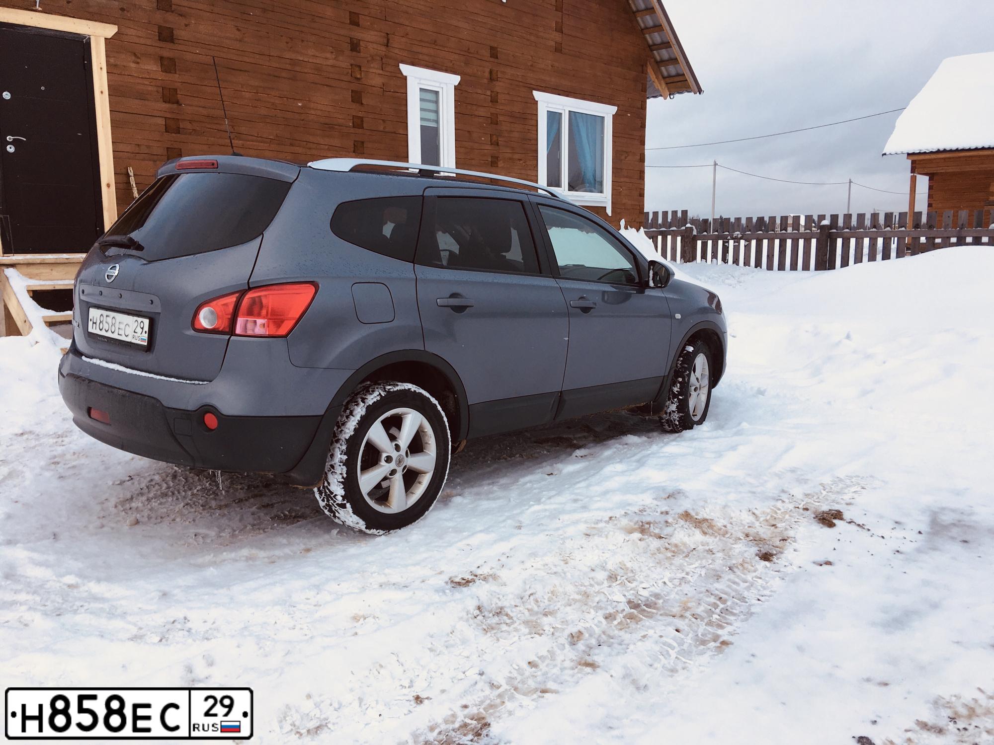 Фото автомобиля NISSAN QASHQAI, 2008 — госномер Н858ЕС29. Цвет: СЕРЫЙ