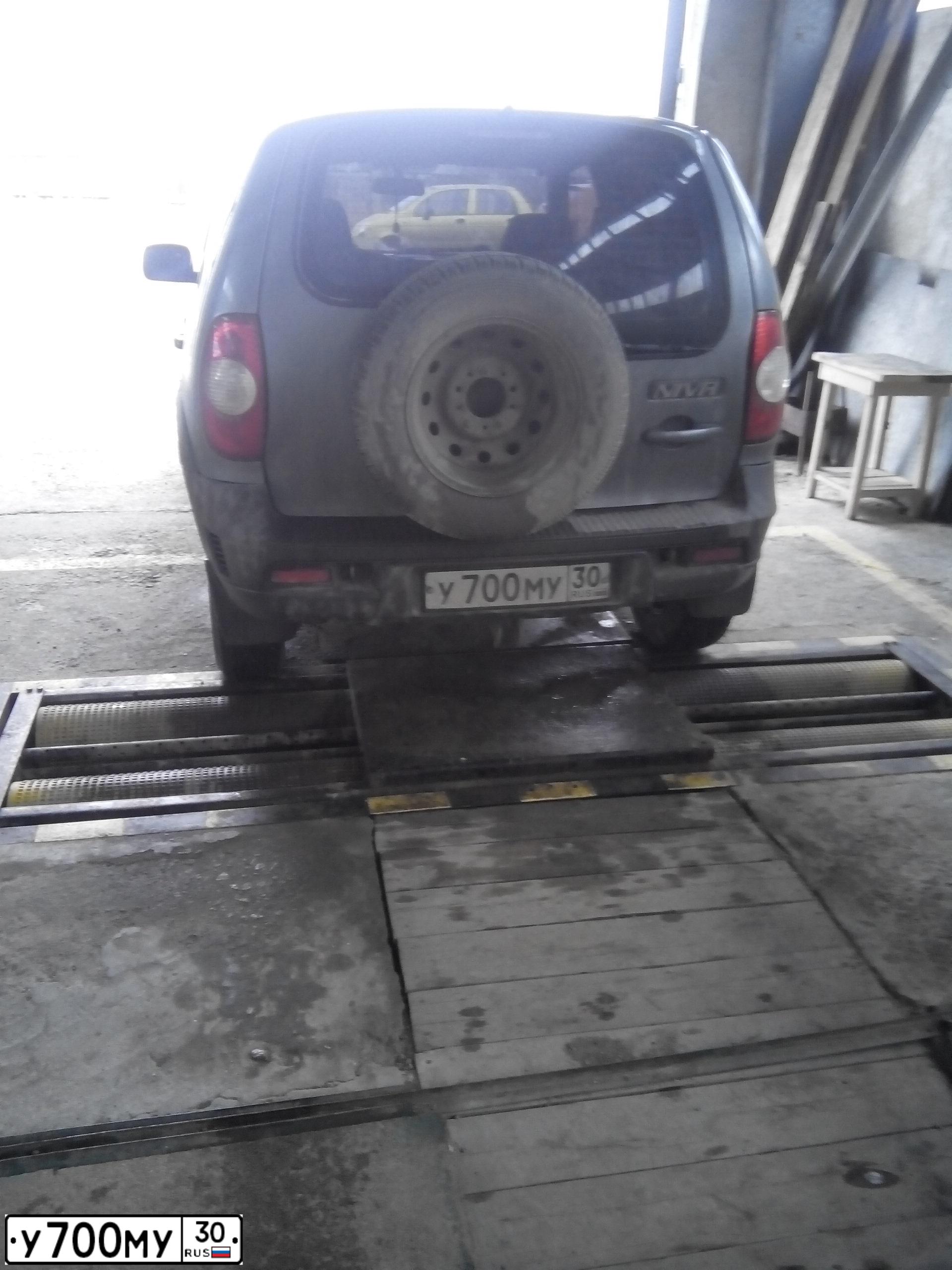 Фото автомобиля CHEVROLET NIVA, 2012 — госномер У700МУ30. Цвет: Темно-серый металлик