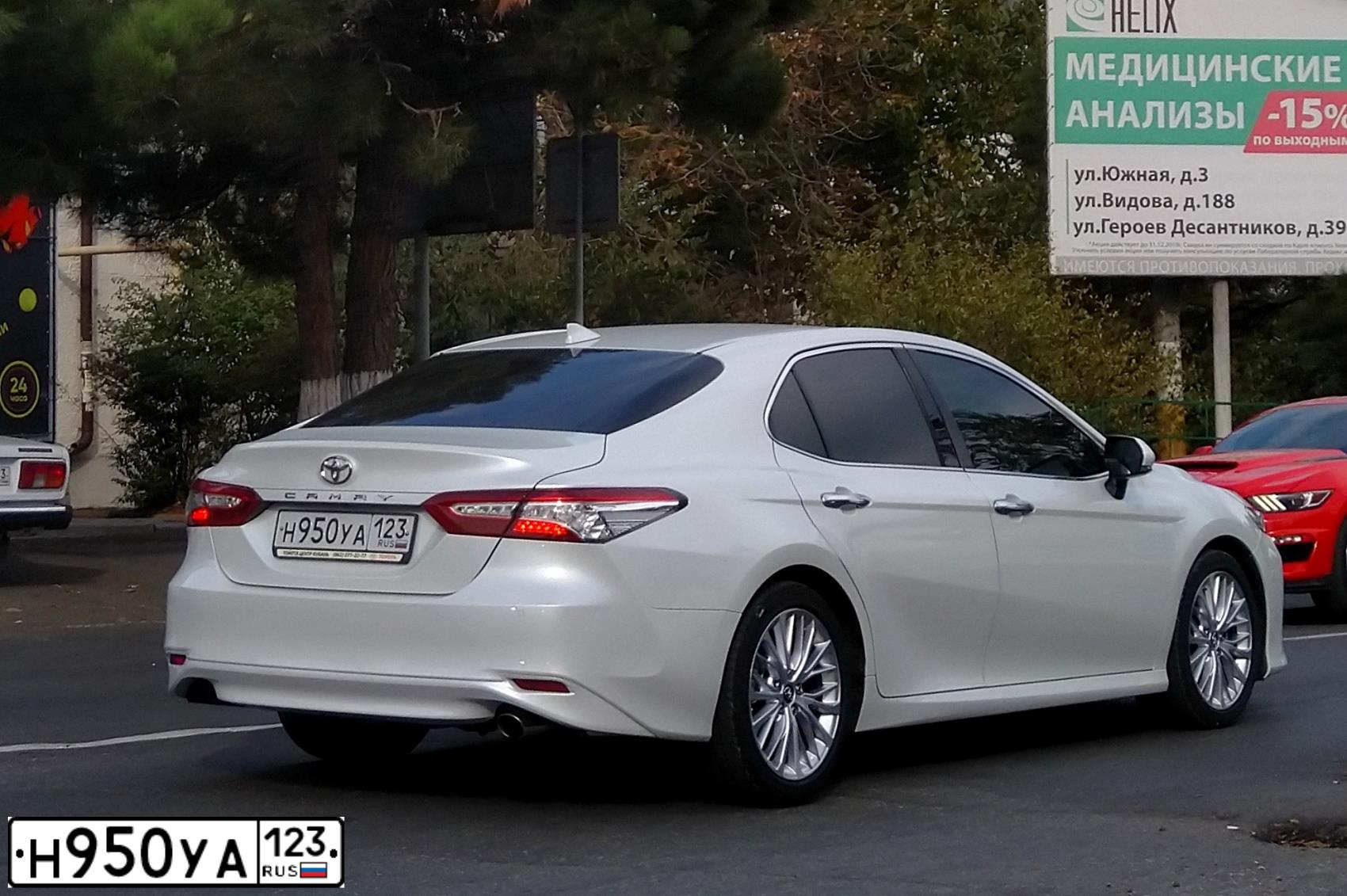 Фото автомобиля TOYOTA CAMRY, 2018 — госномер Н950УА123. Цвет: БЕЛЫЙ ПЕРЛАМУТР