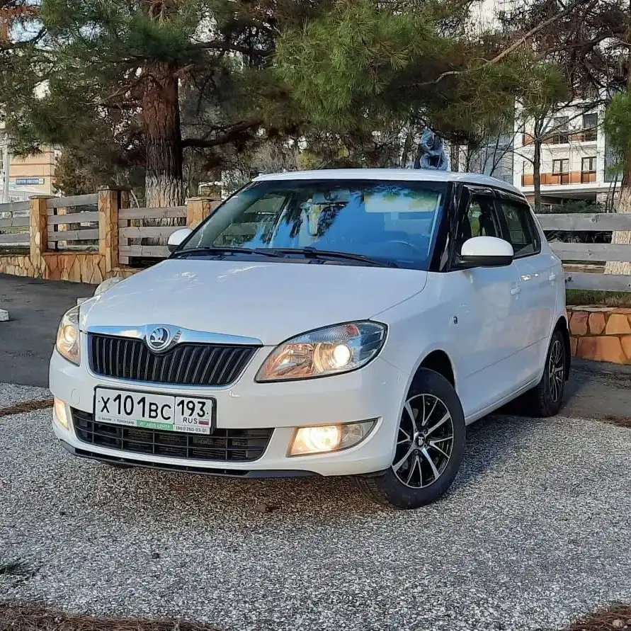 Фото автомобиля SKODA FABIA, 2013 — госномер Х101ВС193. Цвет: Белый
