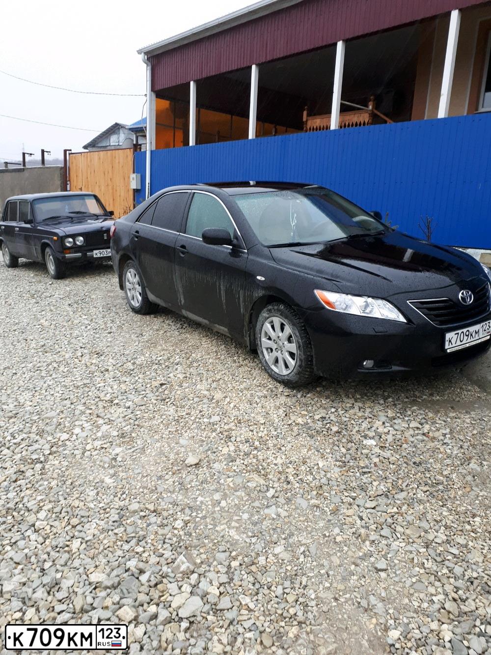 Фото автомобиля TOYOTA CAMRY, 2008 — госномер К709КМ123. Цвет: ЧЕРНЫЙ