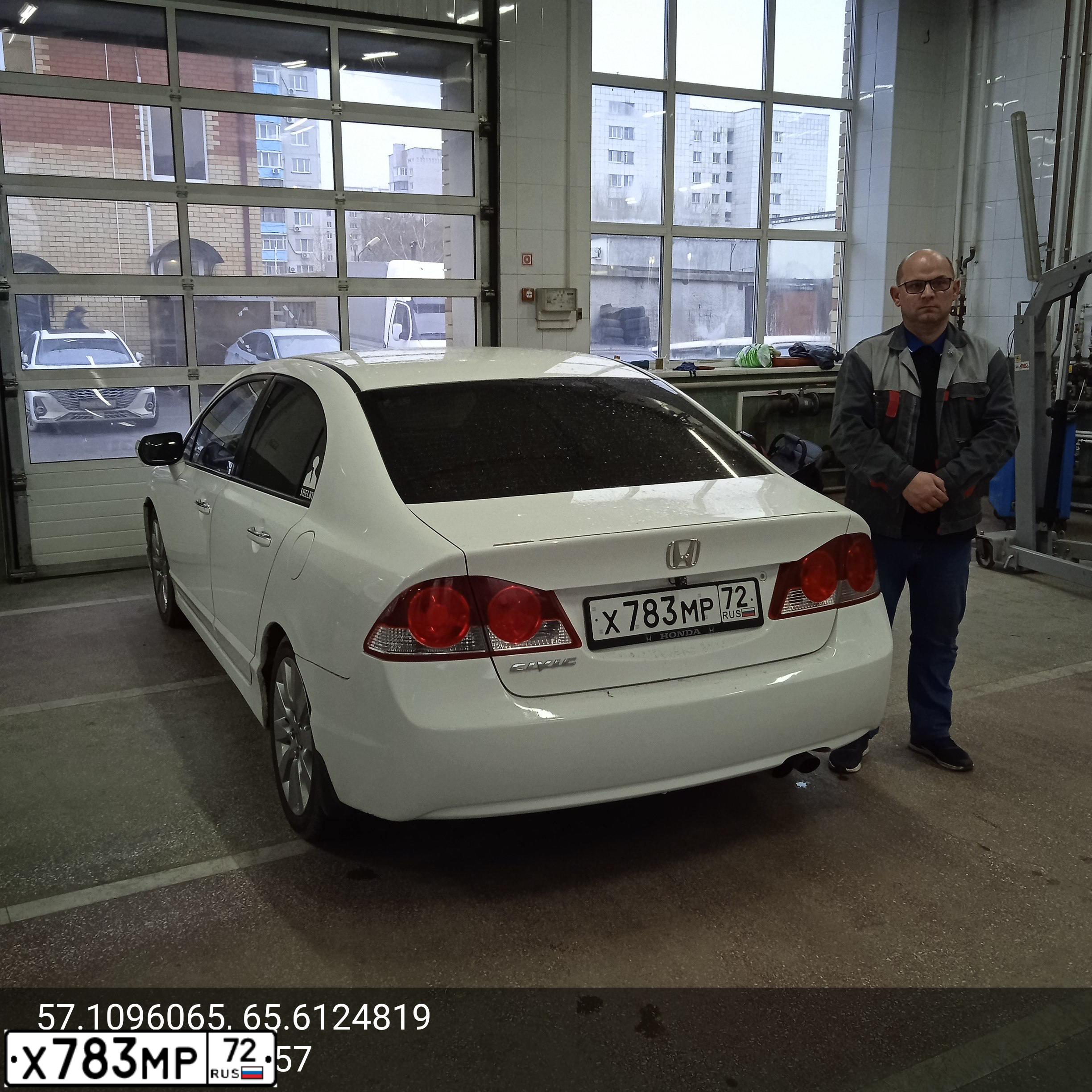 Фото автомобиля HONDA CIVIC, 2008 — госномер С876ХХ196. Цвет: Белый