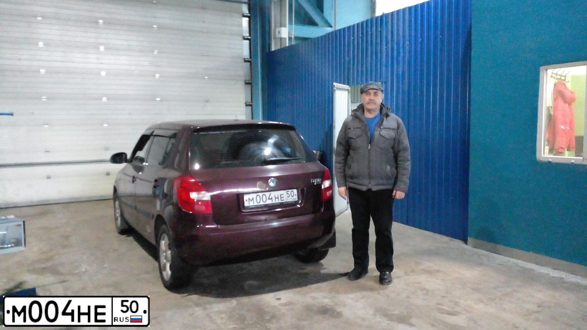 Фото автомобиля SKODA FABIA, 2010 — госномер М004НЕ50. Цвет: ТЕМНО-БОРДОВЫЙ