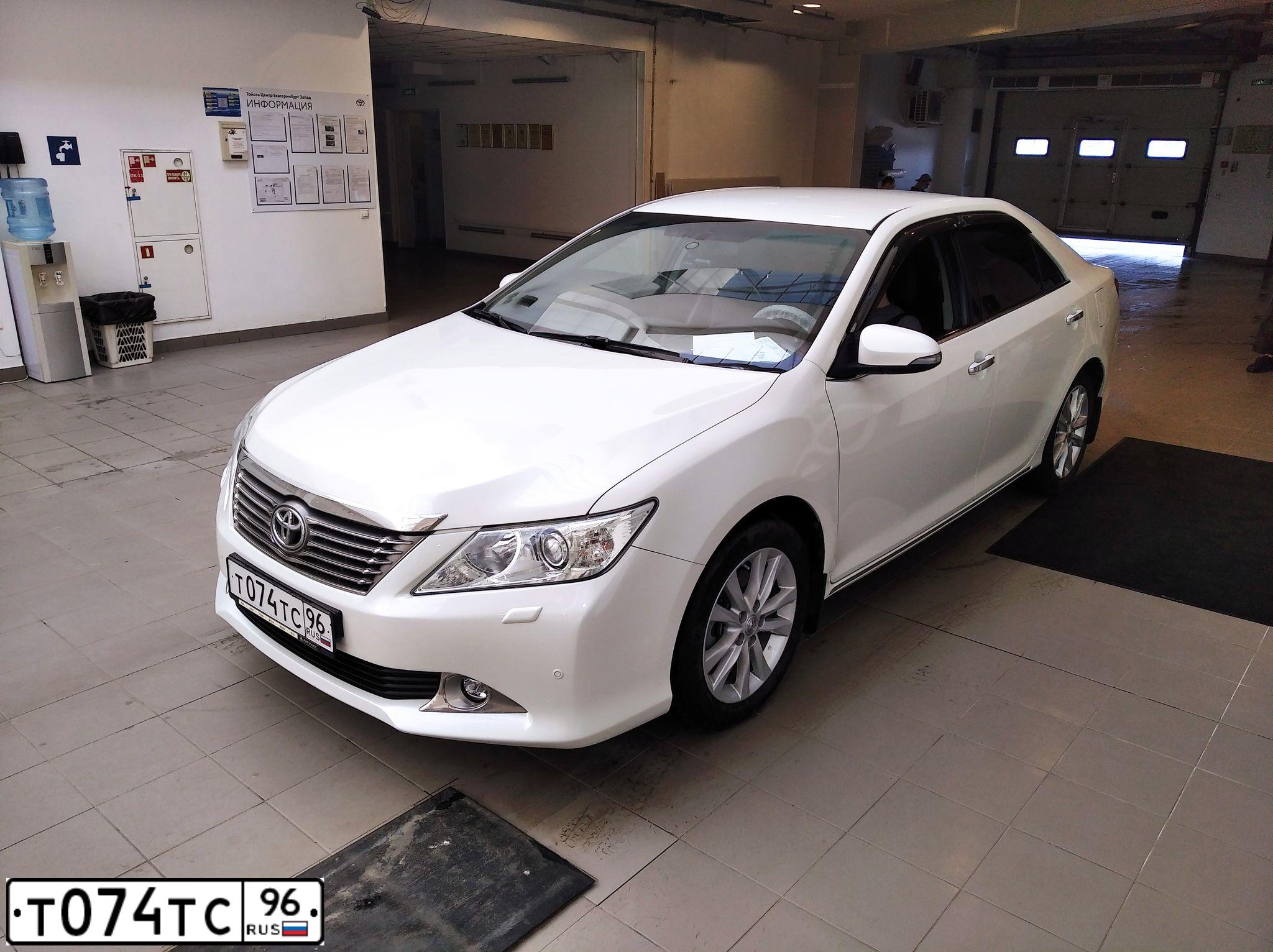 Фото автомобиля TOYOTA CAMRY, 2011 — госномер Т074ТС96. Цвет: Белый