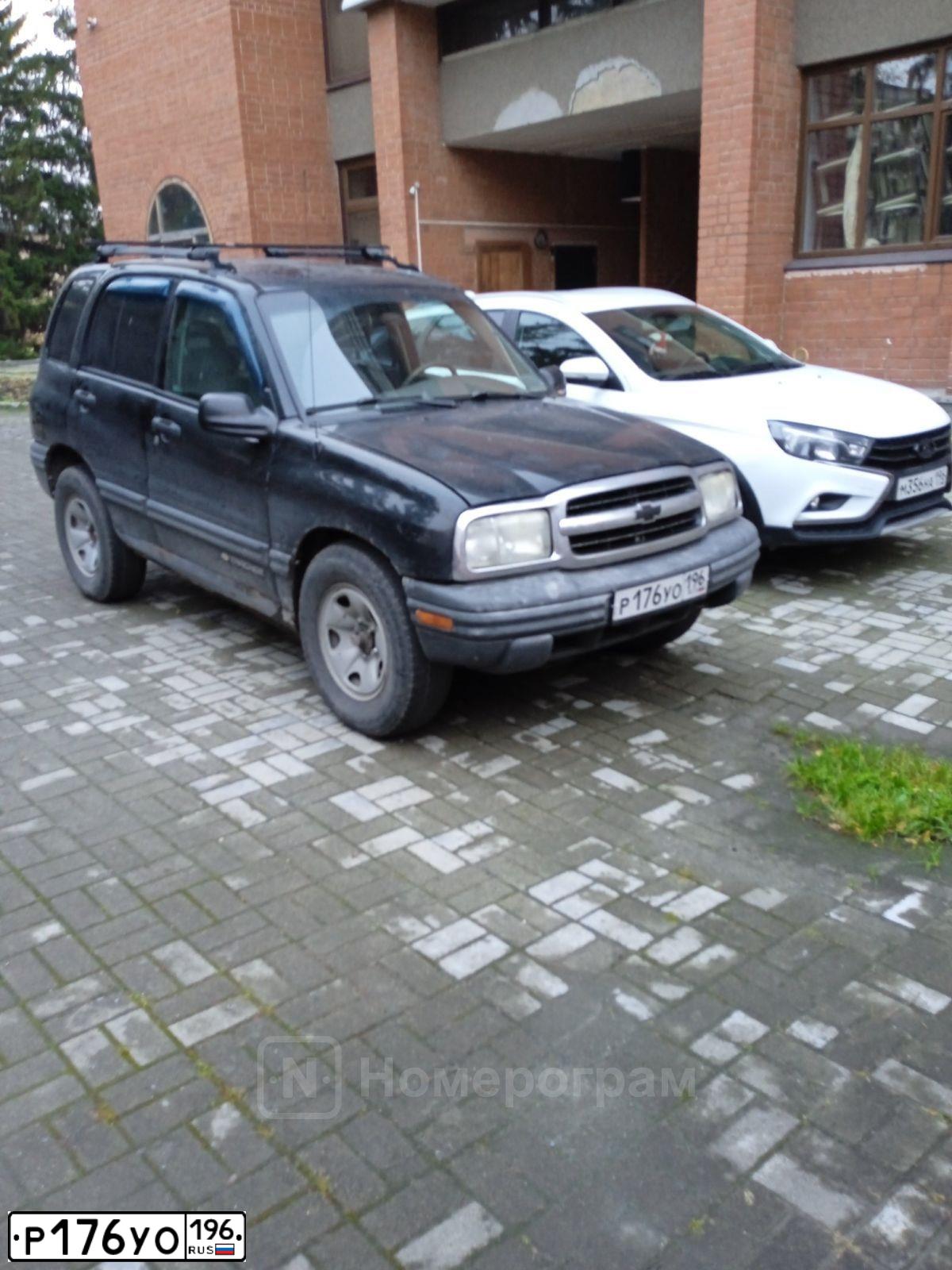 Фото автомобиля CHEVROLET TRACKER, 2003 — госномер Р176УО196. Цвет: ЧЕРНЫЙ