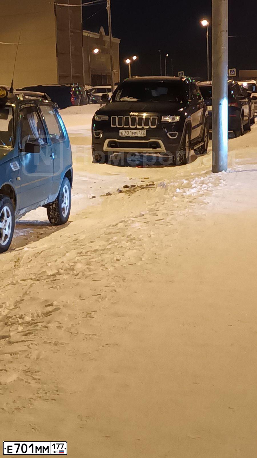 Фото автомобиля JEEP GRAND CHEROKEE, 2014 — госномер Е701ММ177. Цвет: ЧЕРНЫЙ