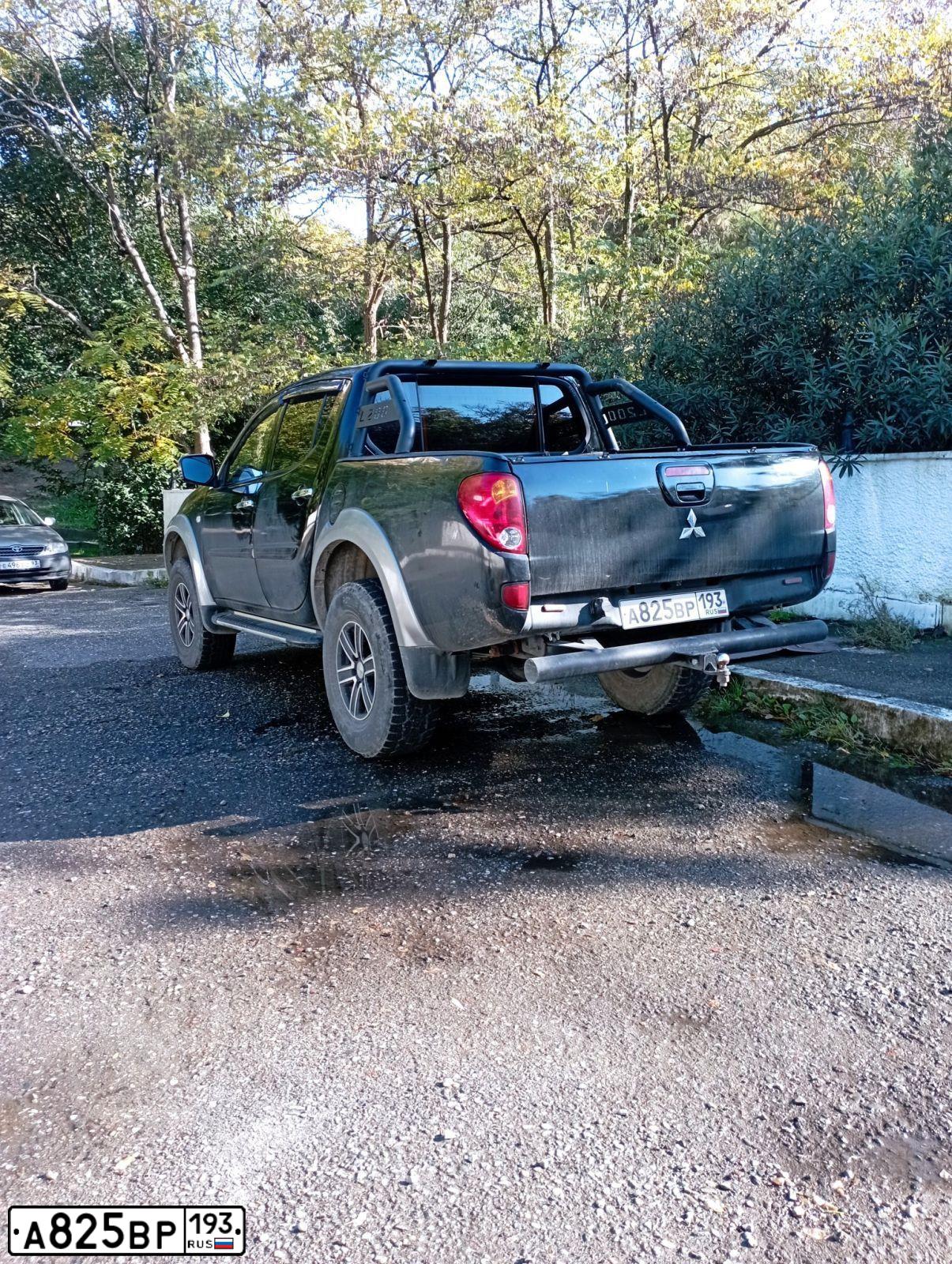 Фото автомобиля MITSUBISHI L 200, 2011 — госномер Т500РР123. Цвет: ЧЕРНЫЙ