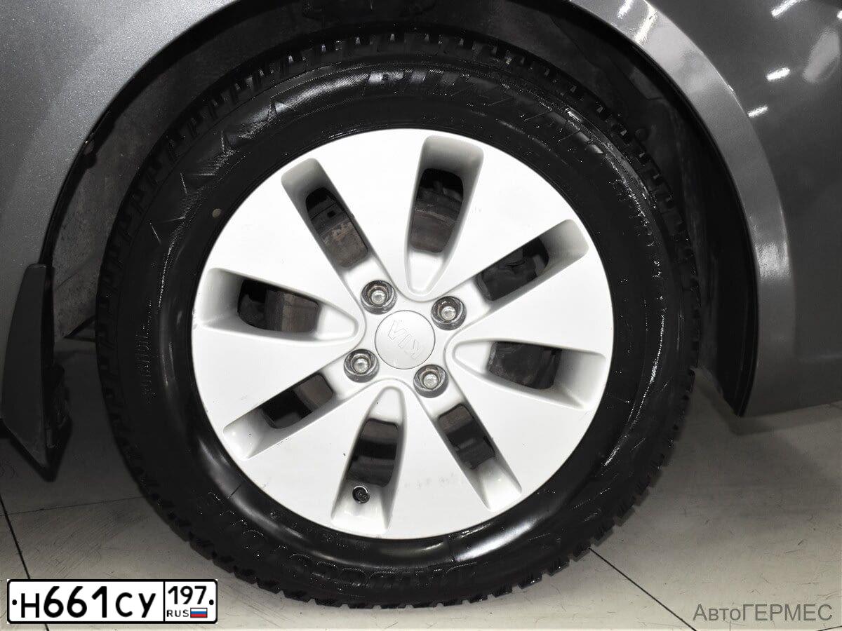 Фото автомобиля KIA RIO, 2012 — госномер Н661СУ197. Цвет: Серый