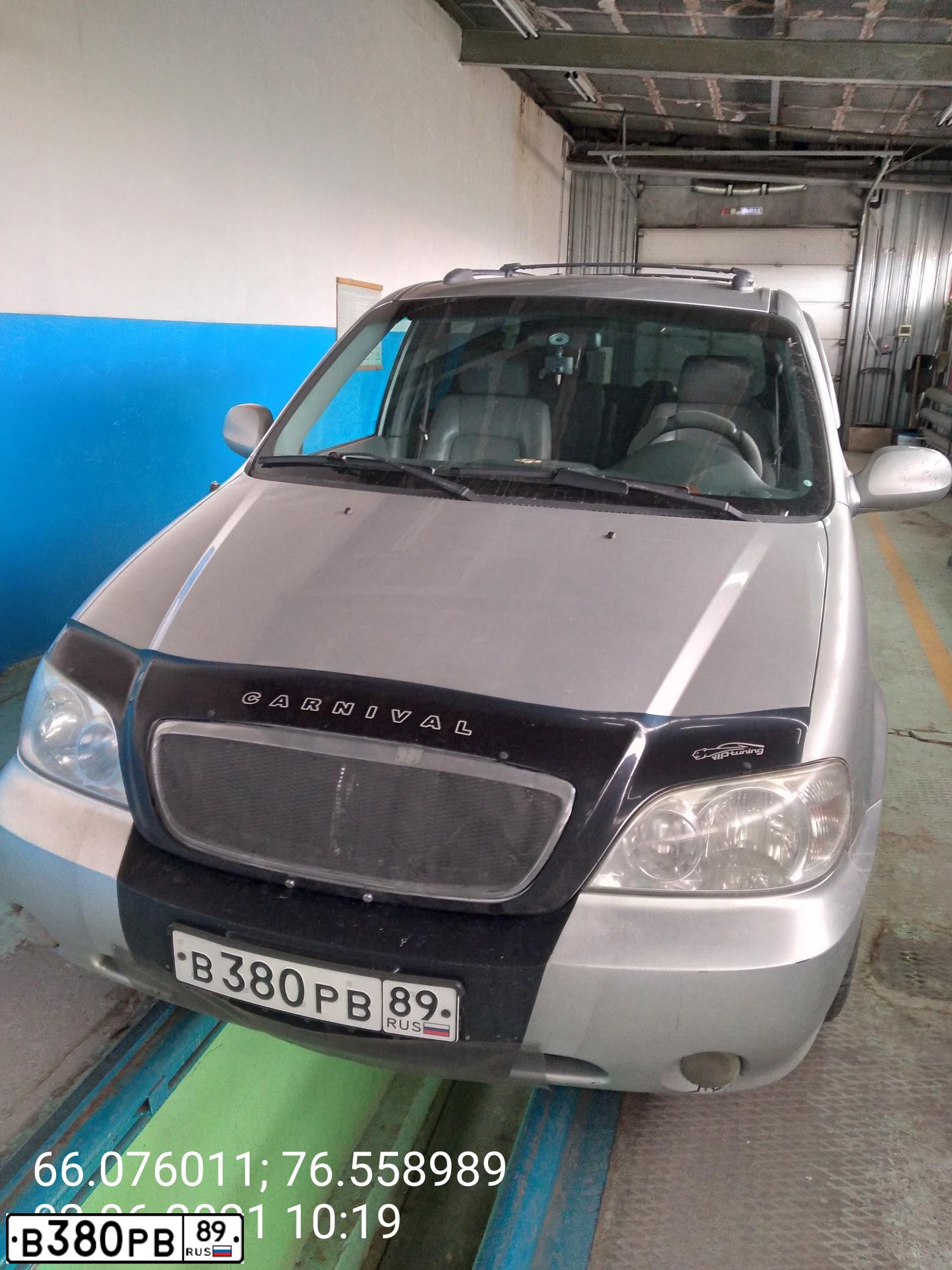 Фото автомобиля KIA CARENS, 2005 — госномер В380РВ89. Цвет: СЕРЕБРИСТЫЙ