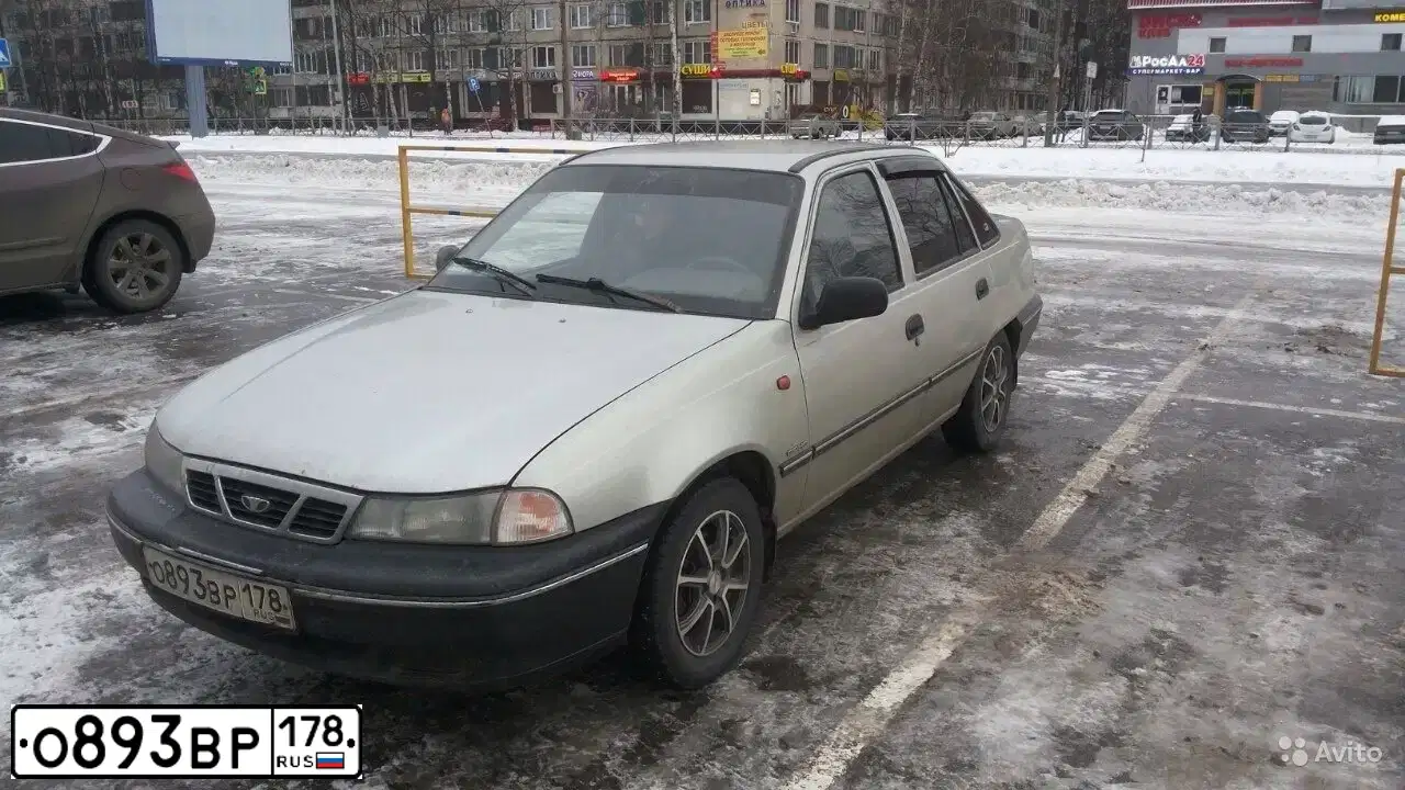 Фото автомобиля DAEWOO NEXIA, 2006 — госномер О893ВР178. Цвет: ПЕРЛАМУТРОВО-СЕРЕБРИСТЫЙ