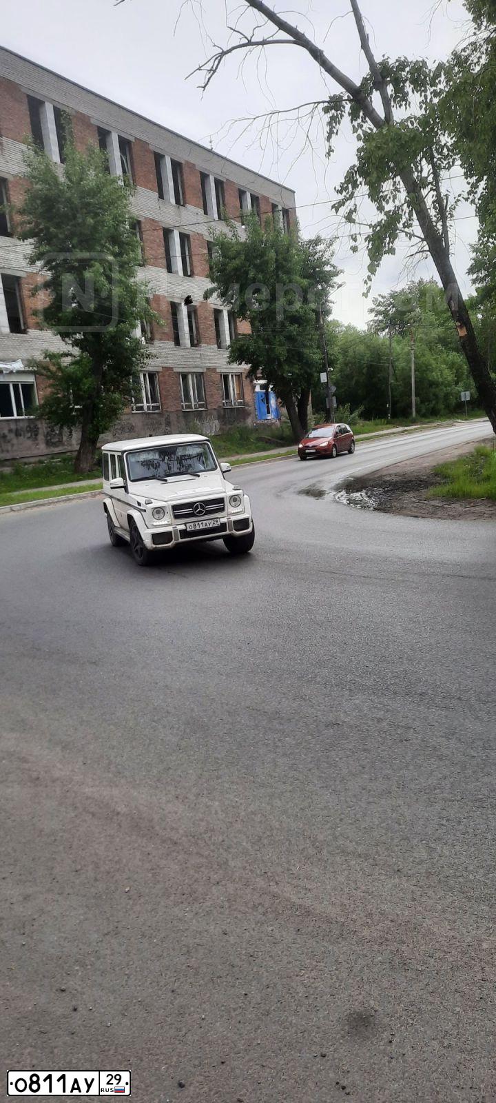 Фото автомобиля MERCEDES G-KLASSE, 2013 — госномер О811АУ29. Цвет: Белый