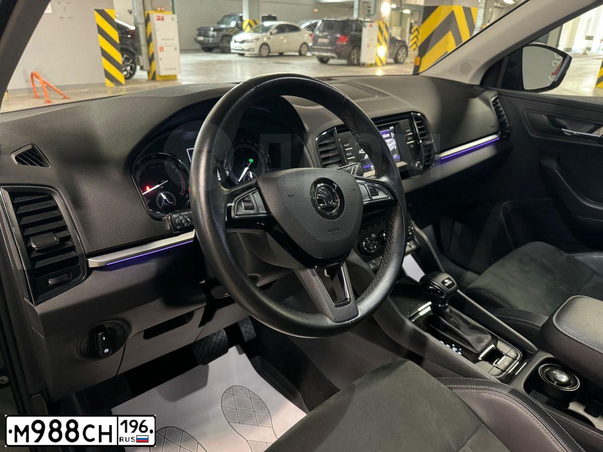 Фото автомобиля SKODA KAROQ, 2020 — госномер М988СН196. Цвет: ЗЕЛЕНЫЙ