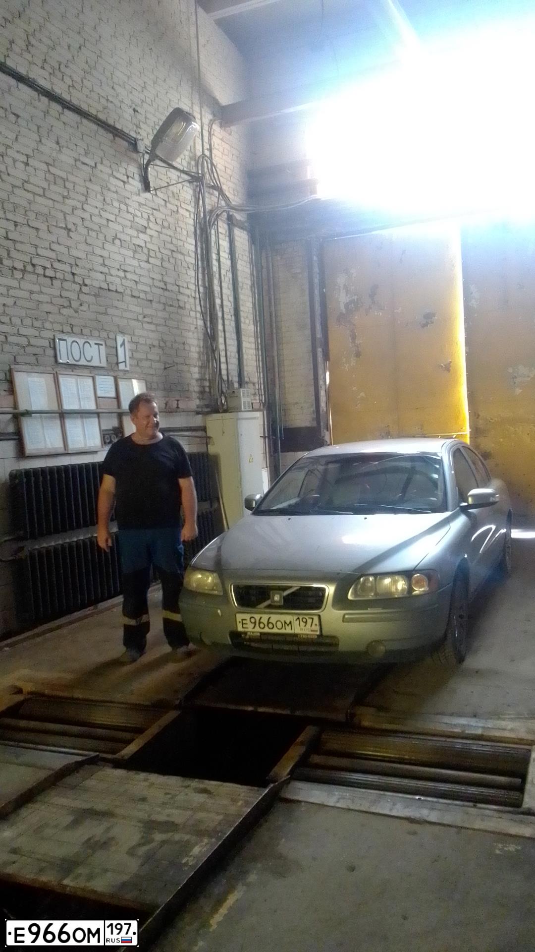 Фото автомобиля VOLVO S60, 2008 — госномер Е966ОМ197. Цвет: СЕРЫЙ