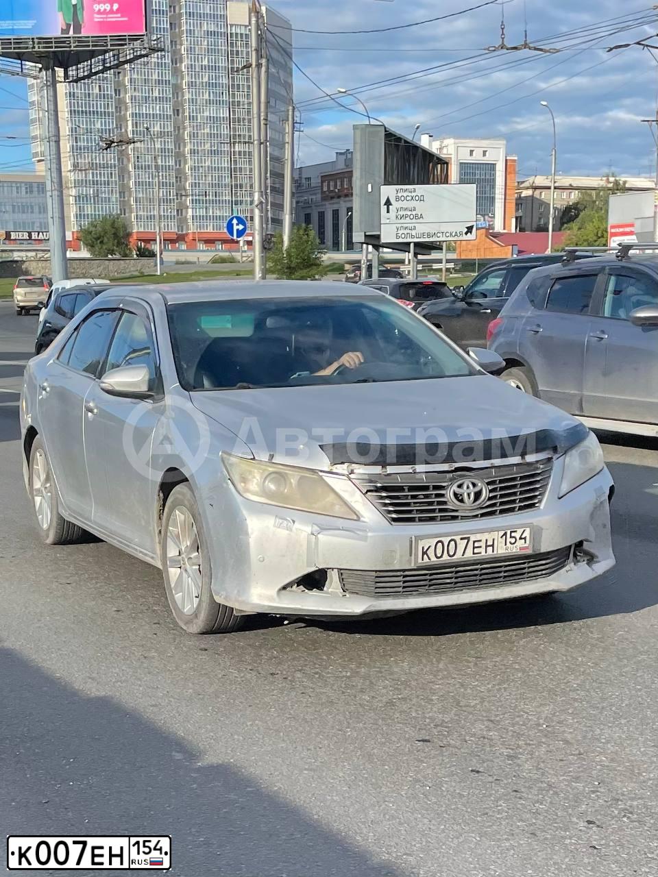 Фото автомобиля TOYOTA CAMRY, 2012 — госномер К007ЕН154. Цвет: Серебристый