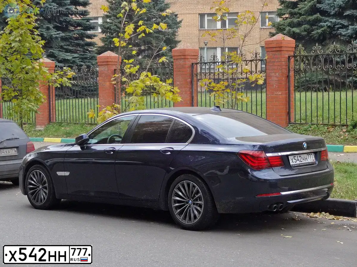 Фото автомобиля BMW SERIE 7, 2015 — госномер Р405КР799. Цвет: СИНИЙ