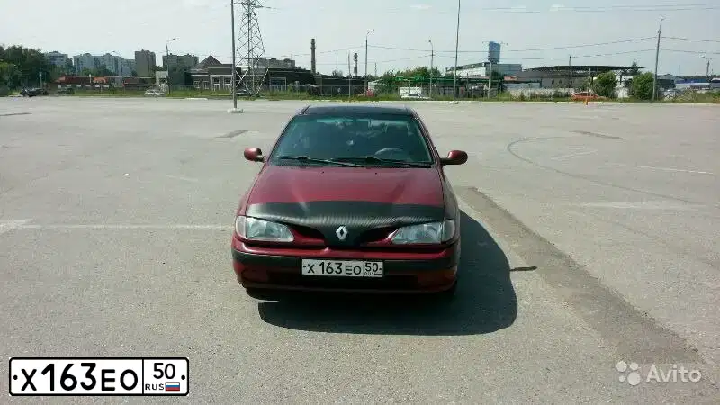Фото автомобиля RENAULT MEGANE, 1997 — госномер У850СТ77. Цвет: ВИШНЕВЫЙ