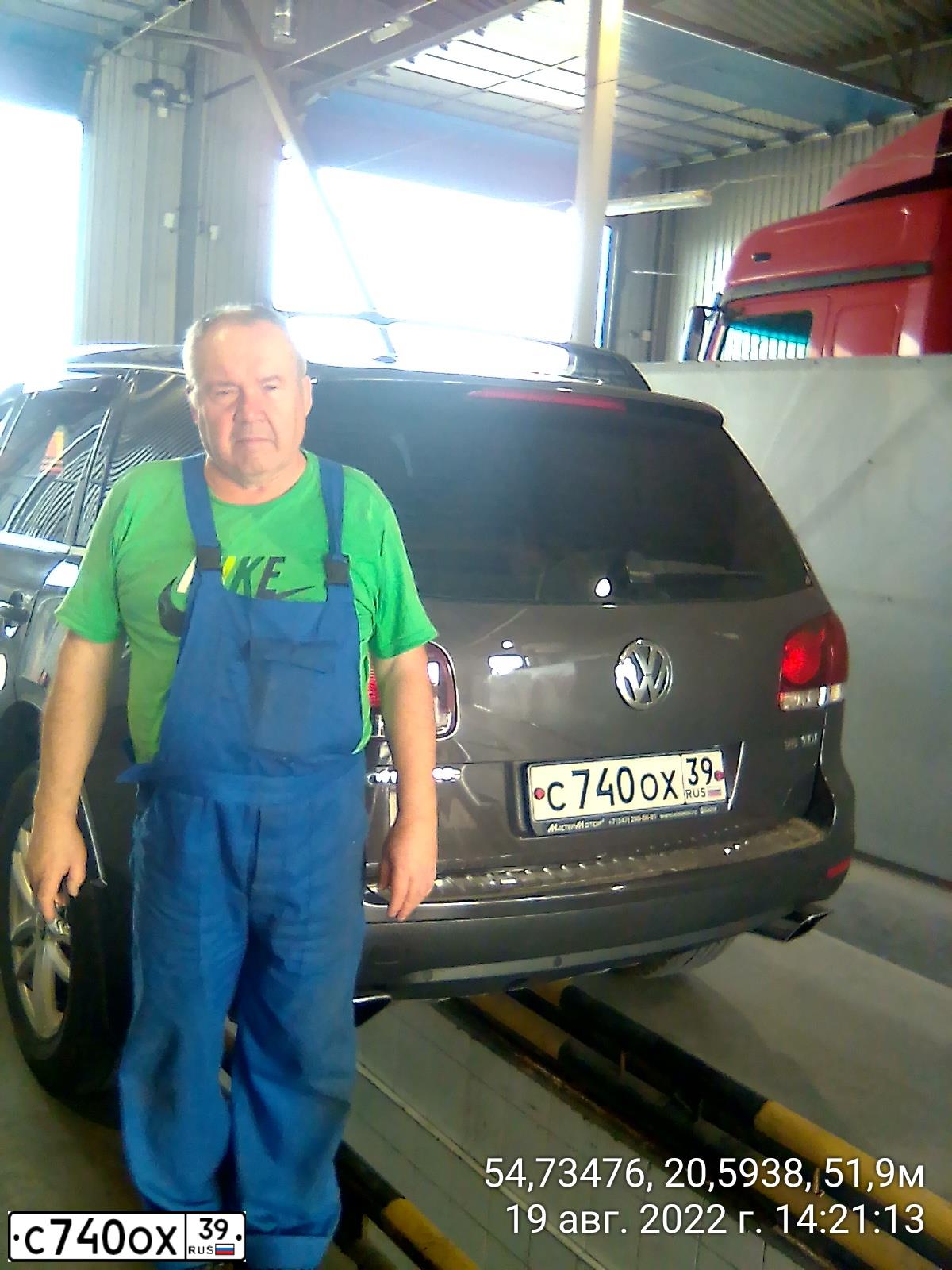 Фото автомобиля VOLKSWAGEN TOUAREG, 2008 — госномер С740ОХ39. Цвет: ЧЕРНО-СЕРЫЙ