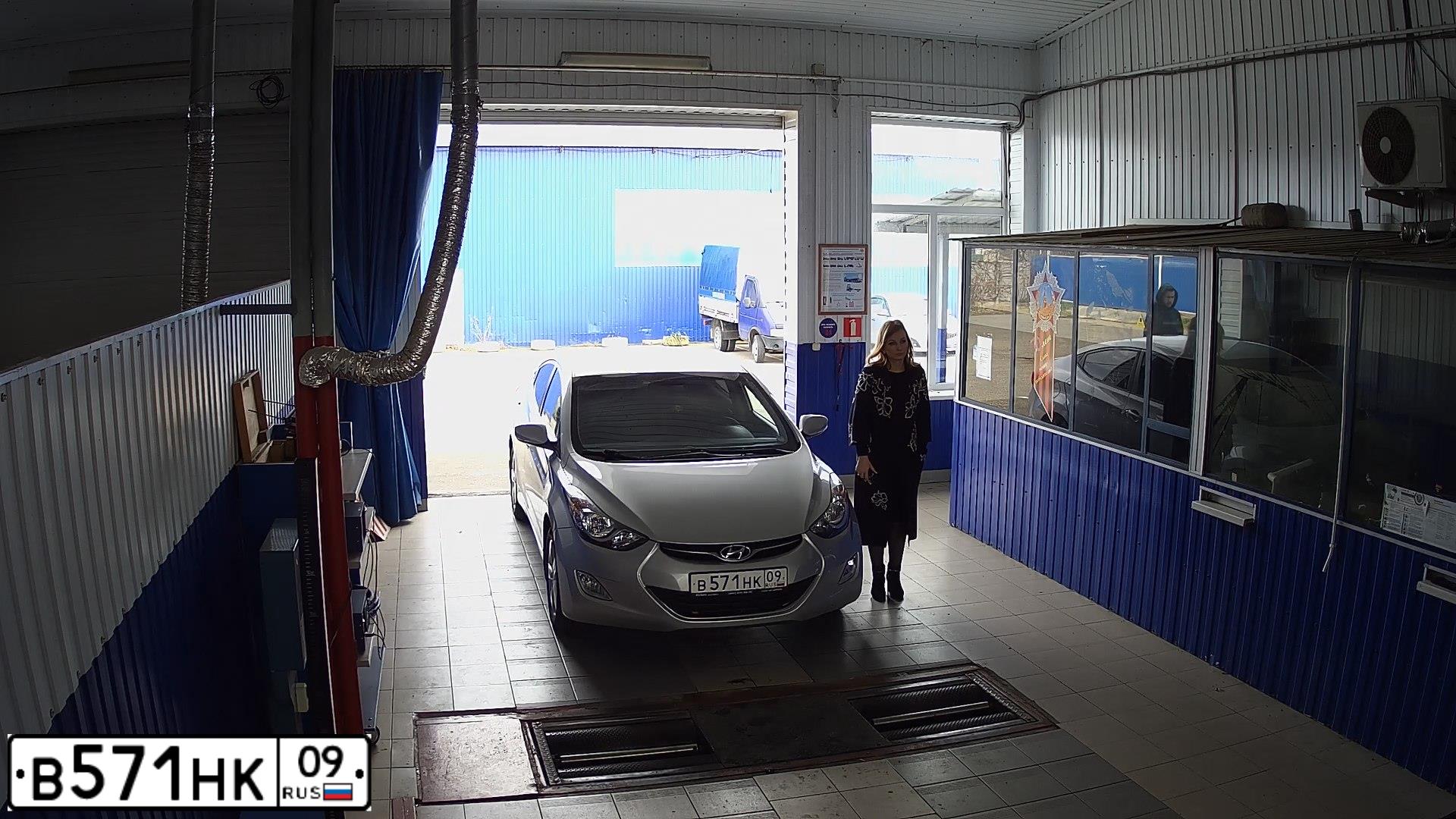 Фото автомобиля HYUNDAI ELANTRA, 2011 — госномер М154ОМ123. Цвет: Серебристый