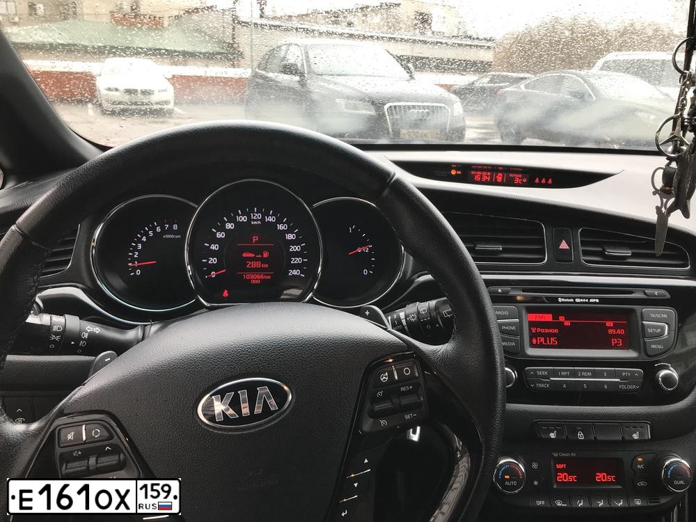 Фото автомобиля KIA CEED, 2013 — госномер У390РР198. Цвет: Красный