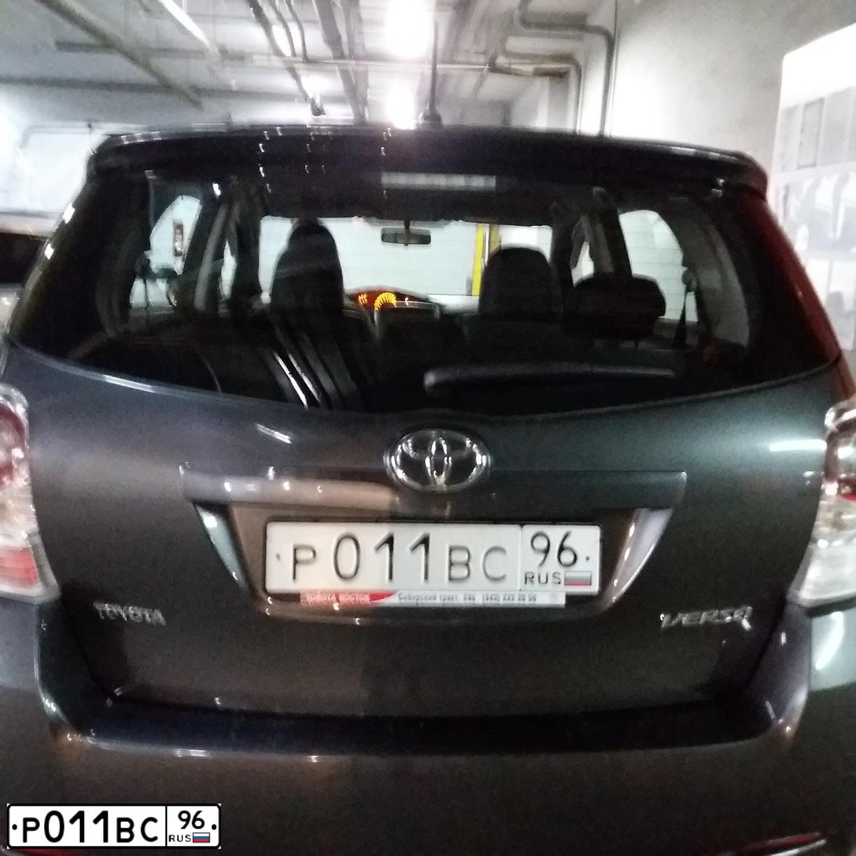 Фото автомобиля TOYOTA VERSO, 2010 — госномер Р011ВС96. Цвет: СЕРЫЙ