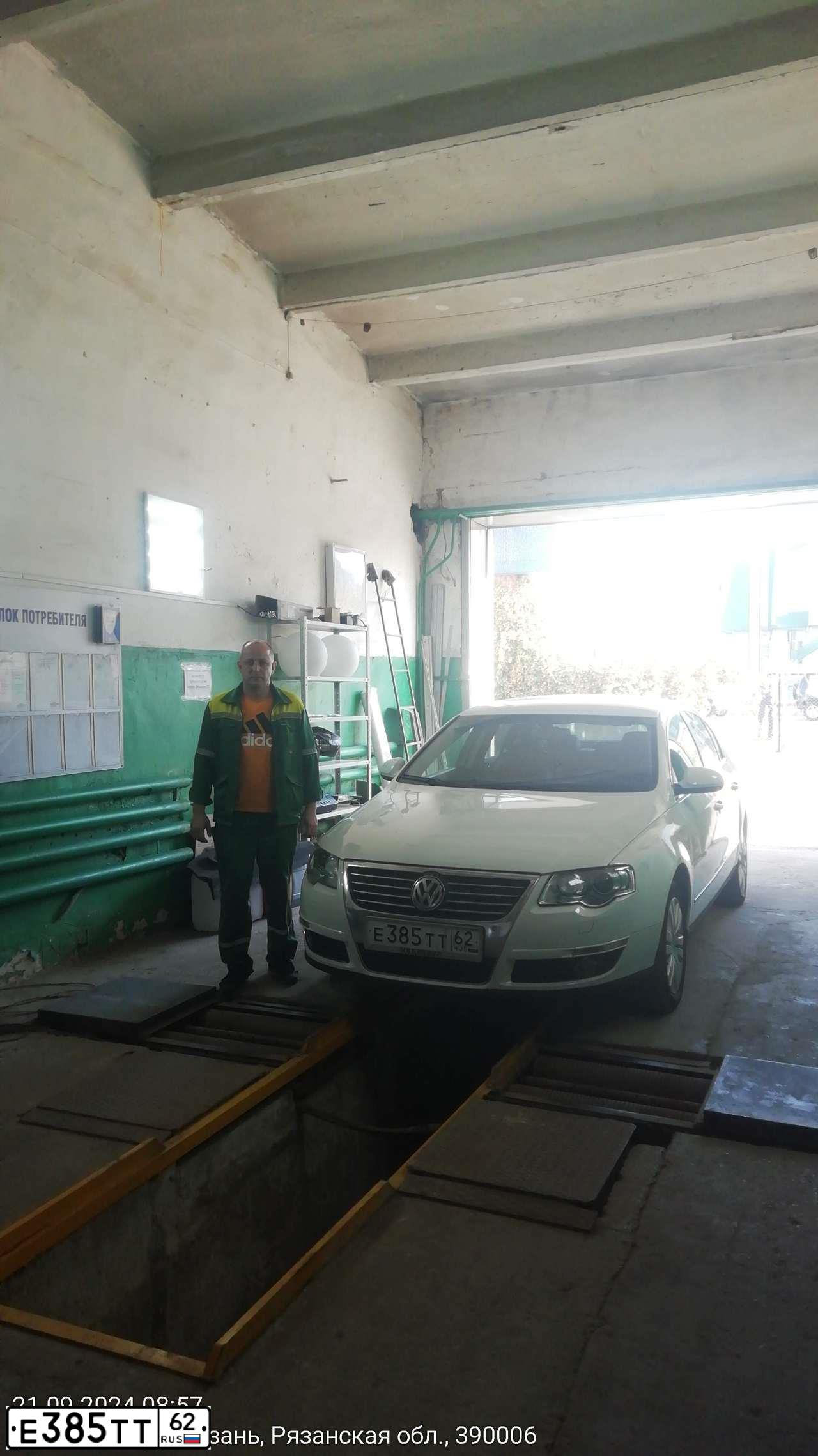 Фото автомобиля VOLKSWAGEN PASSAT, 2010. Цвет: Белый