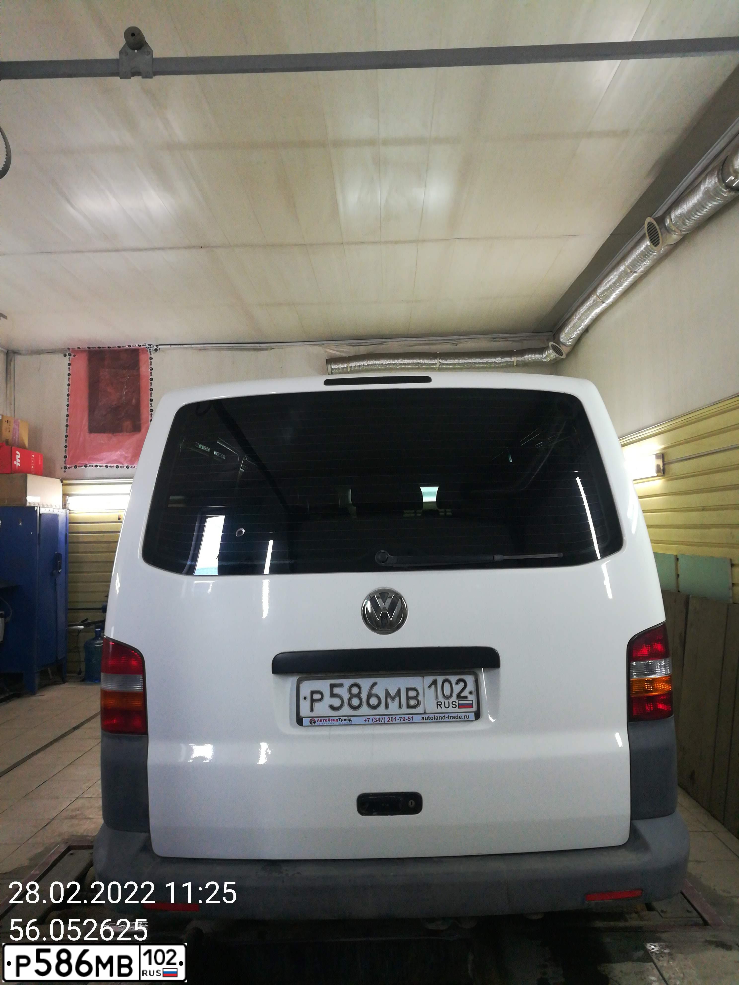 Фото автомобиля VOLKSWAGEN CARAVELLE, 2008 — госномер Р586МВ102. Цвет: Белый