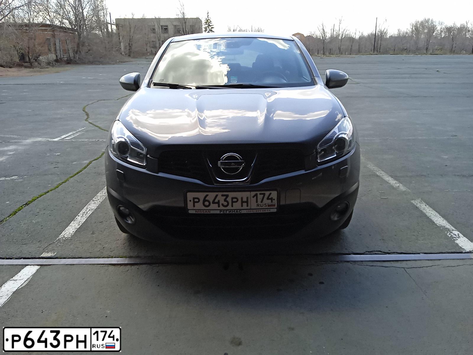 Фото автомобиля NISSAN QASHQAI, 2013 — госномер Р643РН174. Цвет: СЕРЫЙ