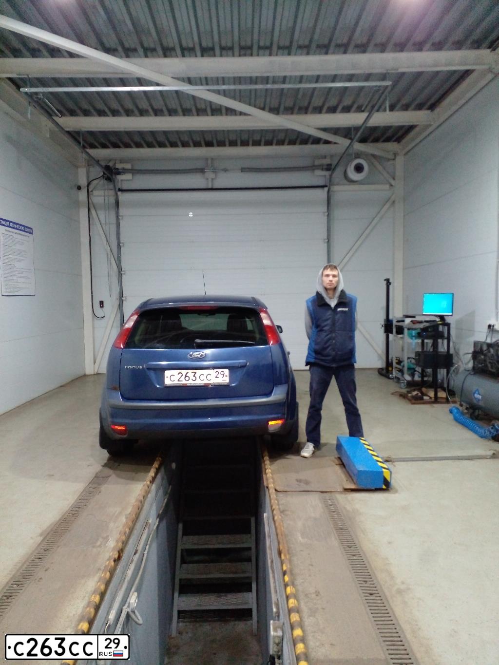 Фото автомобиля FORD FOCUS, 2007 — госномер С263СС29. Цвет: синий