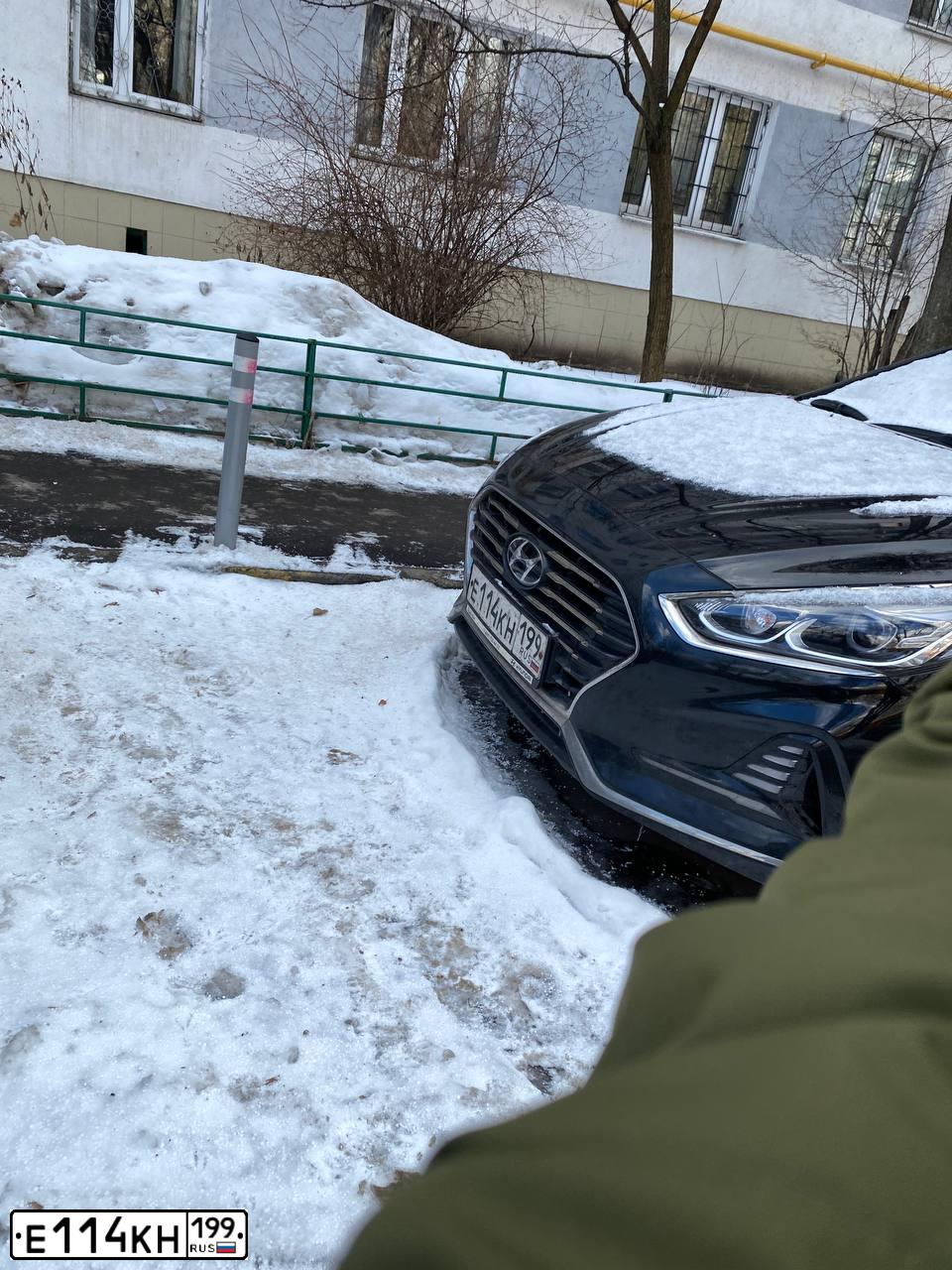 Фото автомобиля HYUNDAI SONATA, 2018 — госномер Е114КН199. Цвет: Черный (антрацит)