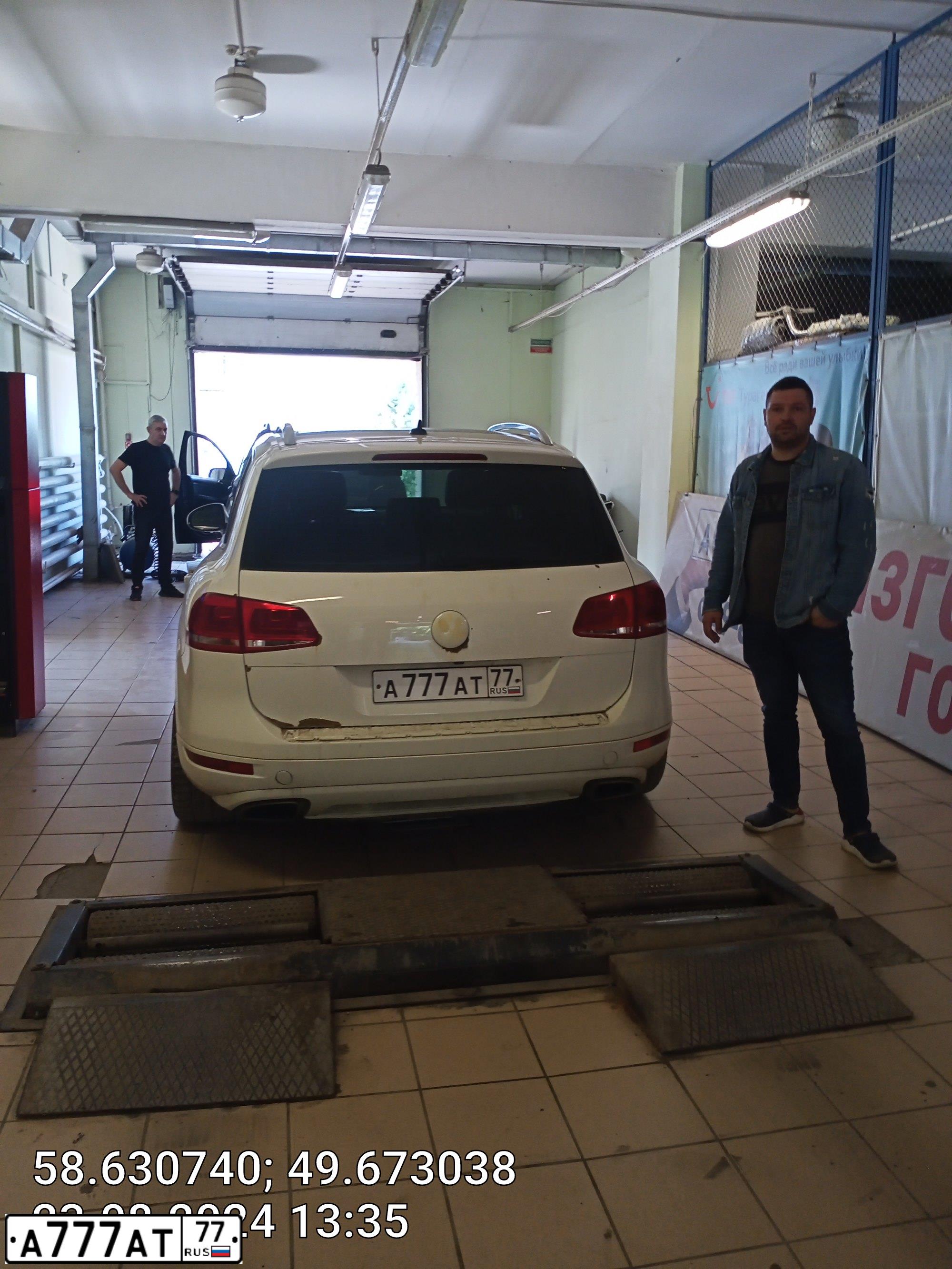 Фото автомобиля VOLKSWAGEN TOUAREG, 2011 — госномер Е186СК43. Цвет: Белый