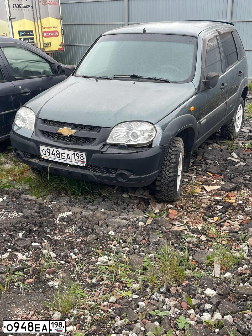 Фото автомобиля CHEVROLET NIVA, 2010 — госномер О948ЕА198. Цвет: темный серо-зеленый металлик