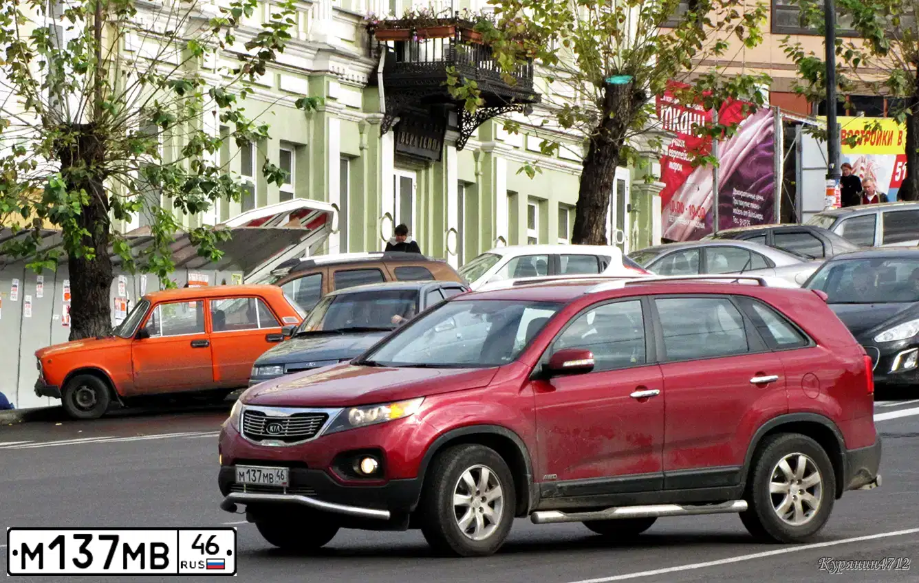 Фото автомобиля KIA SORENTO, 2011 — госномер М137МВ46. Цвет: КРАСНЫЙ
