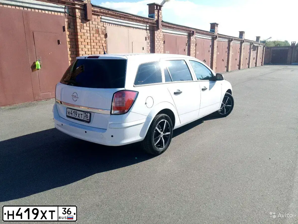 Фото автомобиля OPEL ASTRA, 2011 — госномер Р418ВС68. Цвет: Белый