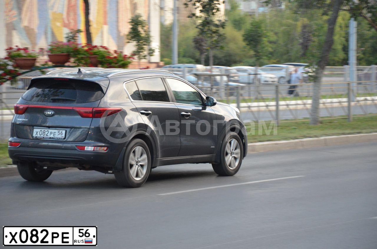 Фото автомобиля KIA SPORTAGE, 2018 — госномер Х082РЕ56. Цвет: Серый