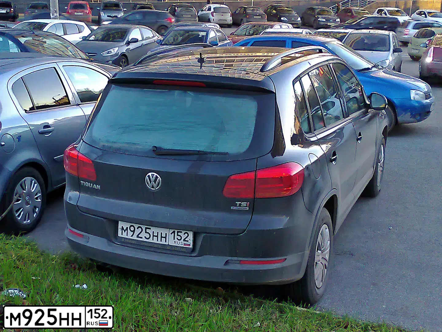 Фото автомобиля VOLKSWAGEN TIGUAN, 2011 — госномер М925НН152. Цвет: ЧЕРНЫЙ