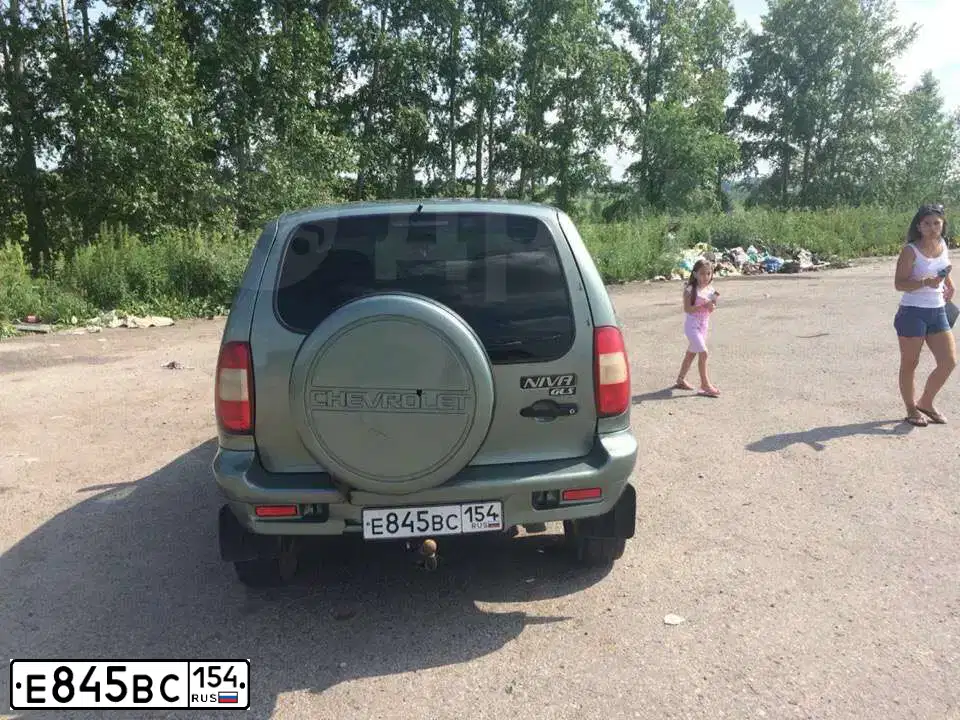Фото автомобиля CHEVROLET NIVA, 2008 — госномер М857ОТ54. Цвет: СВЕТЛЫЙ СЕРО-ЗЕЛЕНЫЙ МЕТАЛЛИК