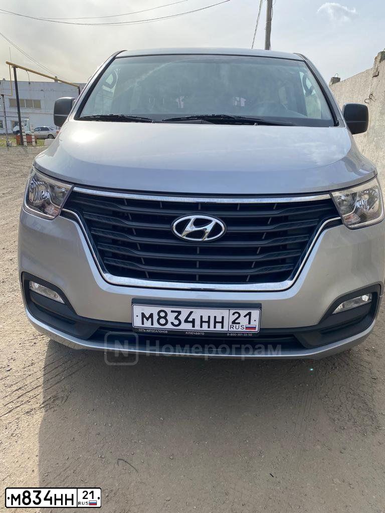 Фото автомобиля HYUNDAI GRAND STAREX, 2020 — госномер М834НН21. Цвет: СЕРЫЙ