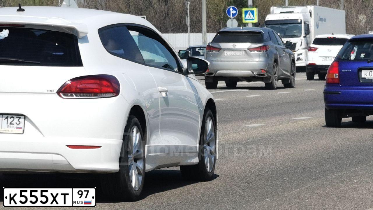 Фото автомобиля VOLKSWAGEN TOUAREG, 2005 — госномер К222ЕХ197. Цвет: ЧЕРНЫЙ
