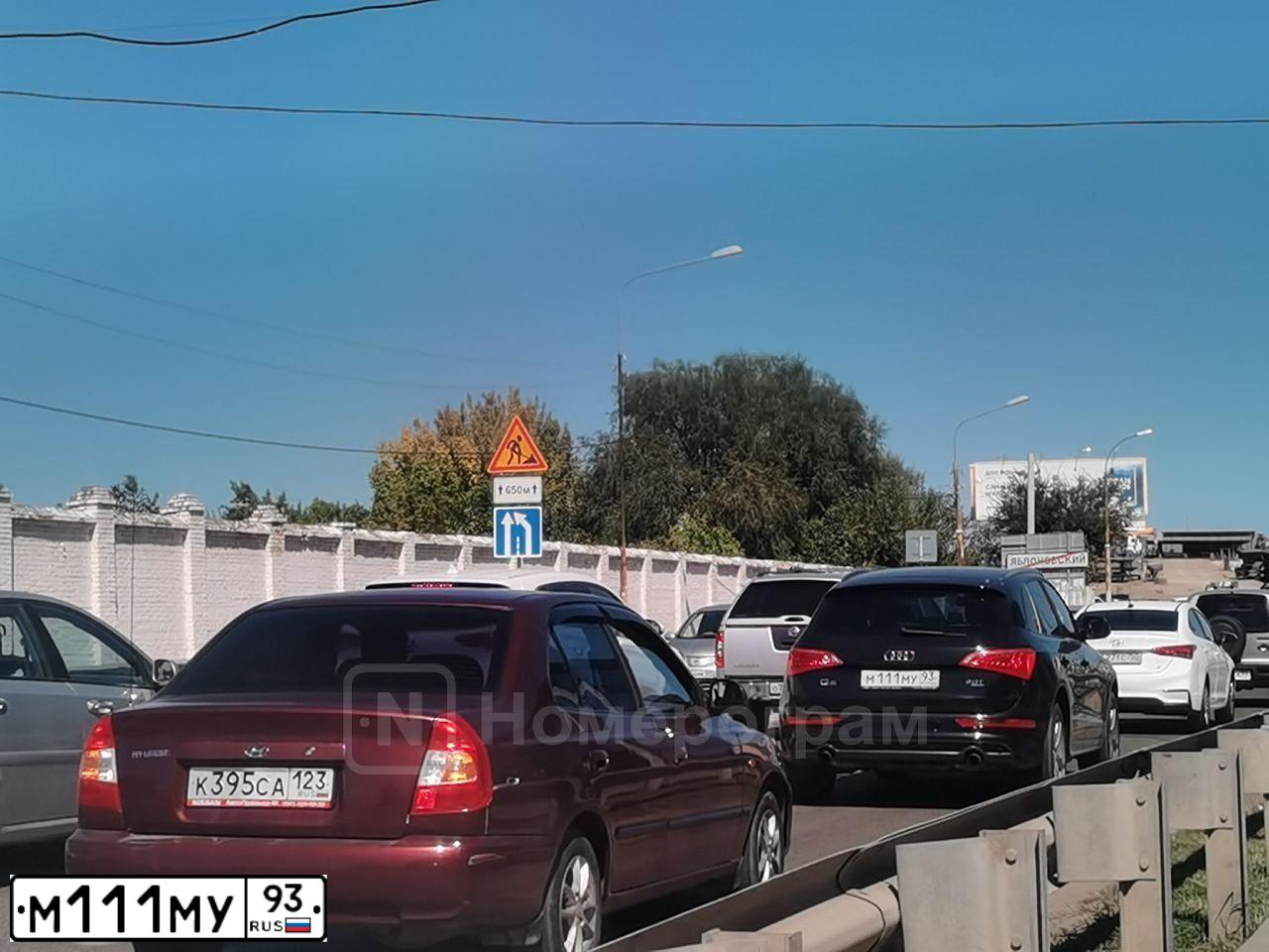 Фото автомобиля PORSCHE CAYENNE, 2004 — госномер М111МУ93. Цвет: Белый