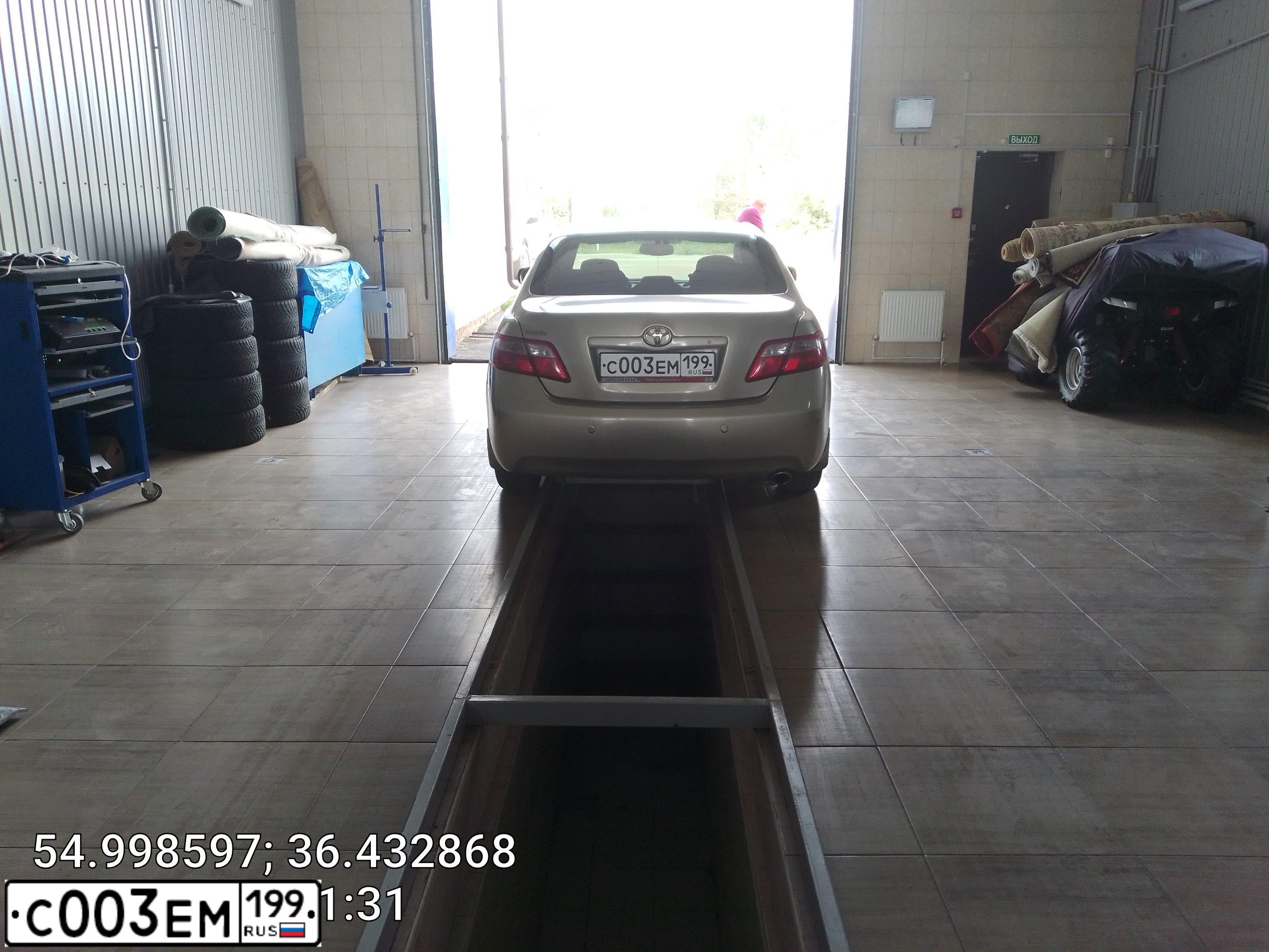 Фото автомобиля TOYOTA CAMRY, 2008 — госномер С003ЕМ199. Цвет: БЕЖЕВЫЙ