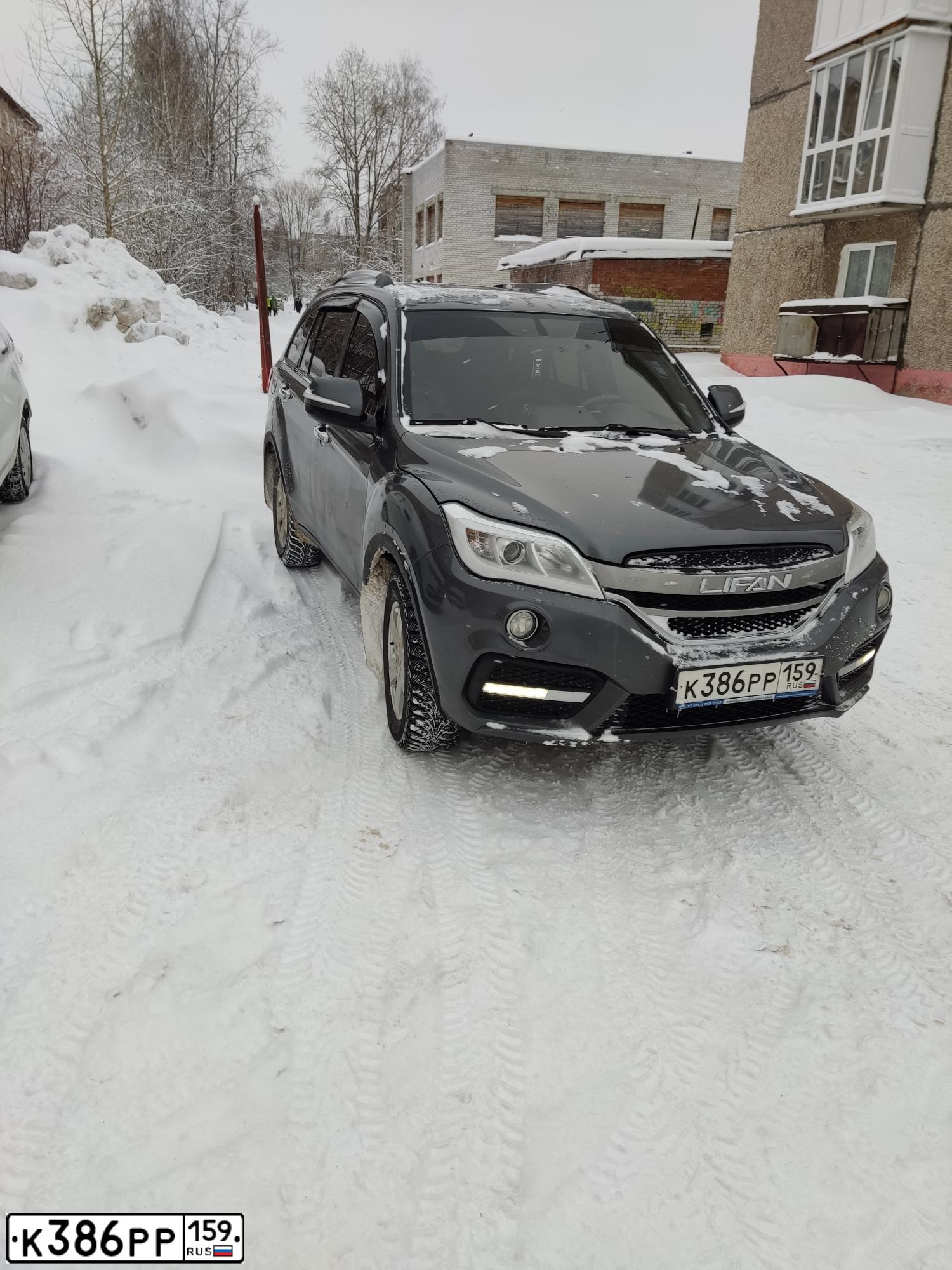 Фото автомобиля LIFAN X 60, 2016 — госномер Х656НТ196. Цвет: СТАЛЬНОЙ (СЕРЫЙ)