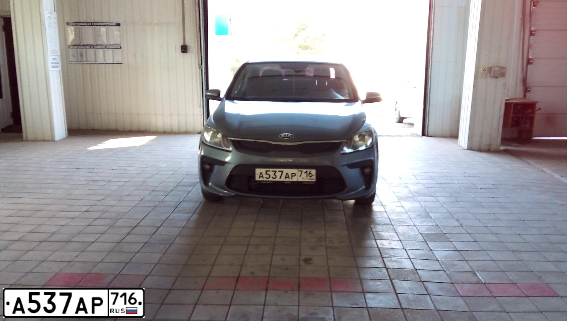 Фото автомобиля KIA RIO, 2017 — госномер О054МХ136. Цвет: Серый
